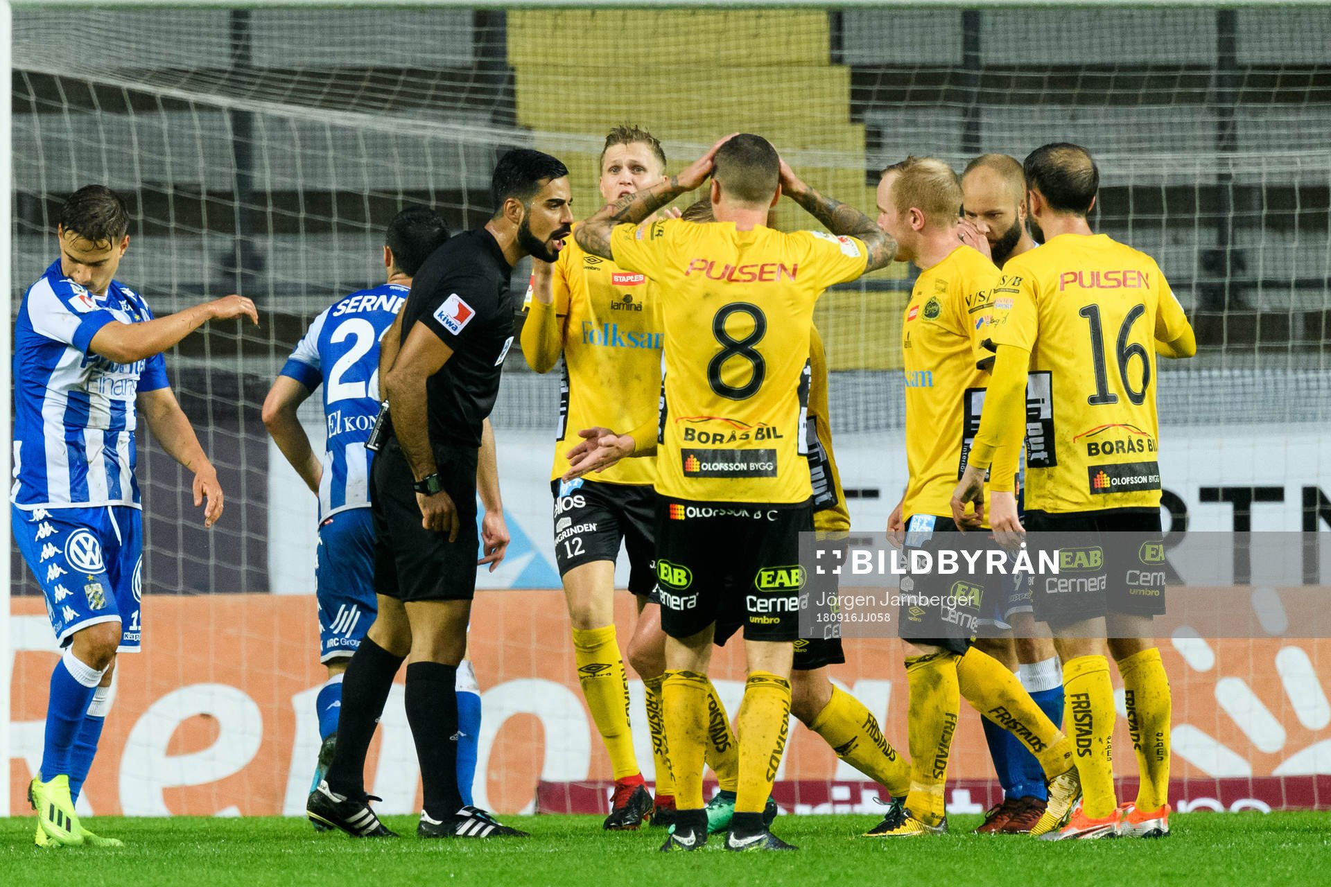 Elfsborgs spelarna reagerar då domare Mohammed Al-Hakim