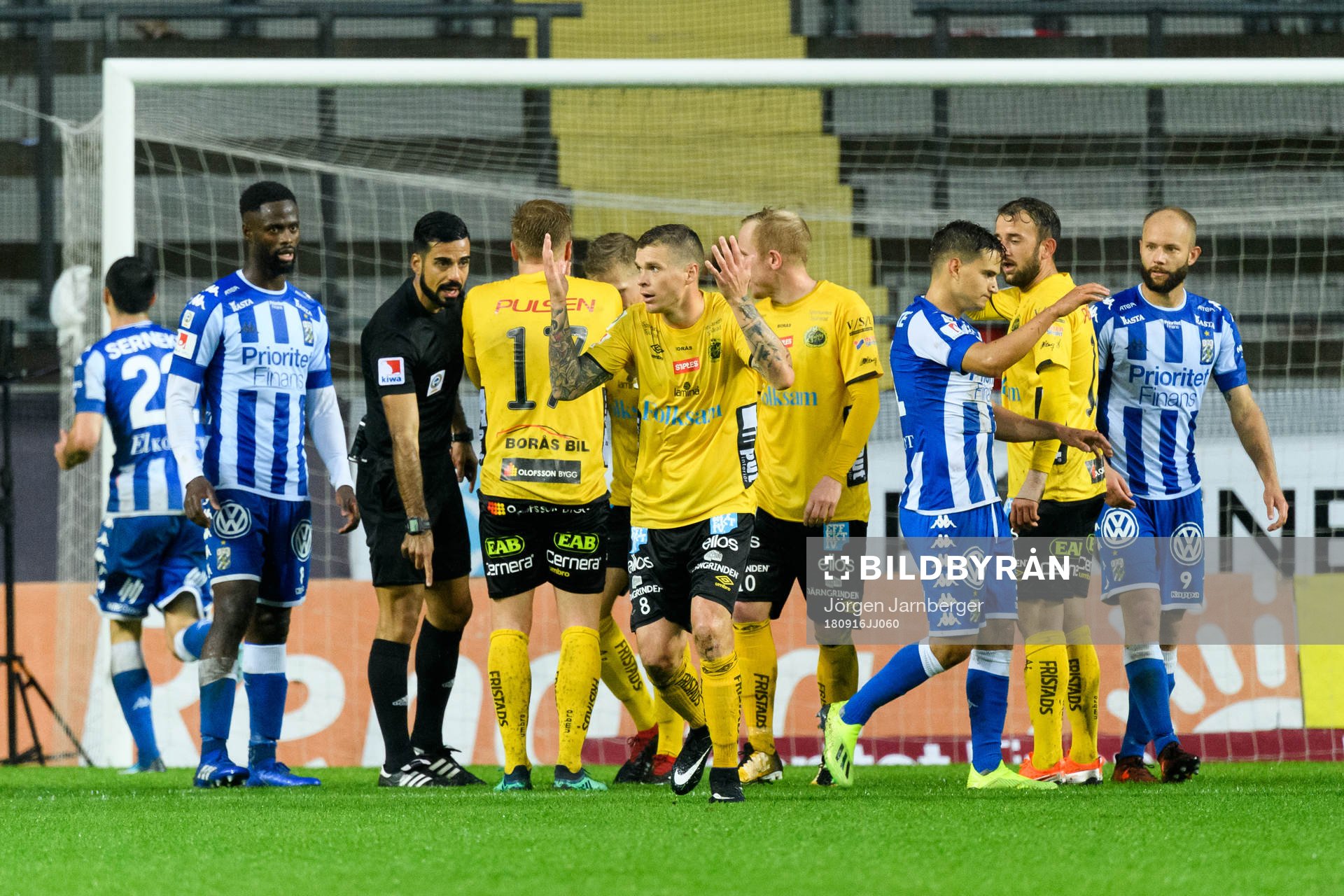 Elfsborgs spelarna reagerar då domare Mohammed Al-Hakim