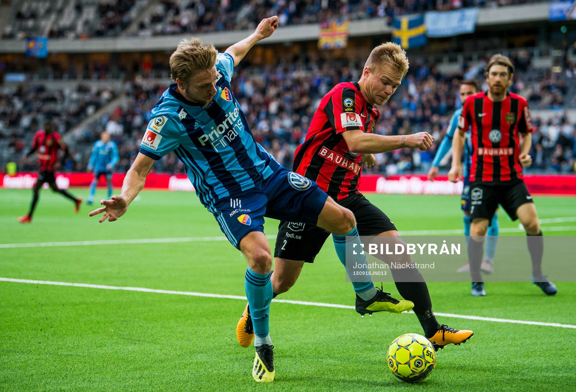Djurgårdens Jonathan Ring (v) i en duell med