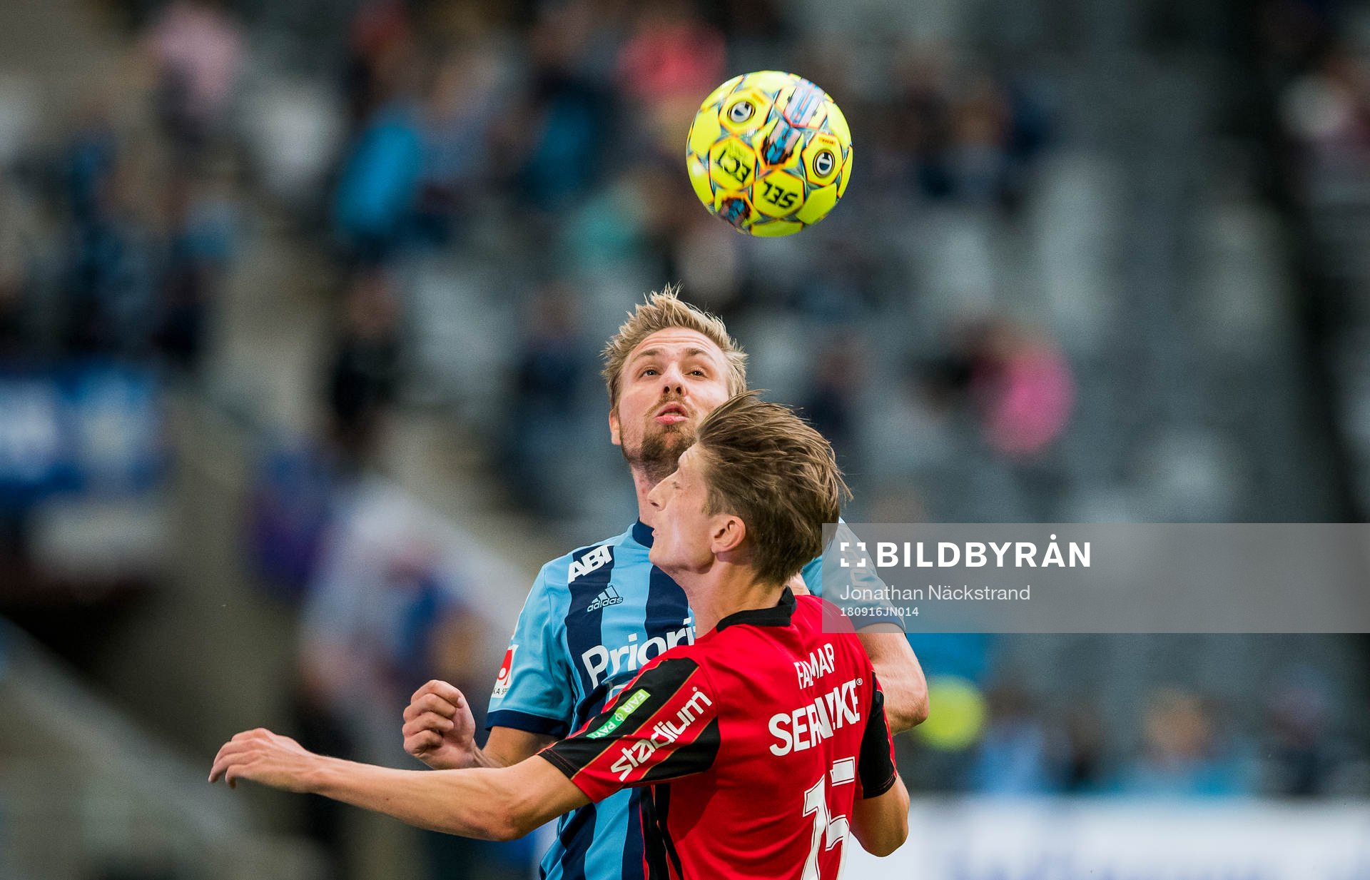 Djurgårdens Jonathan Ring (v) i en duell med
