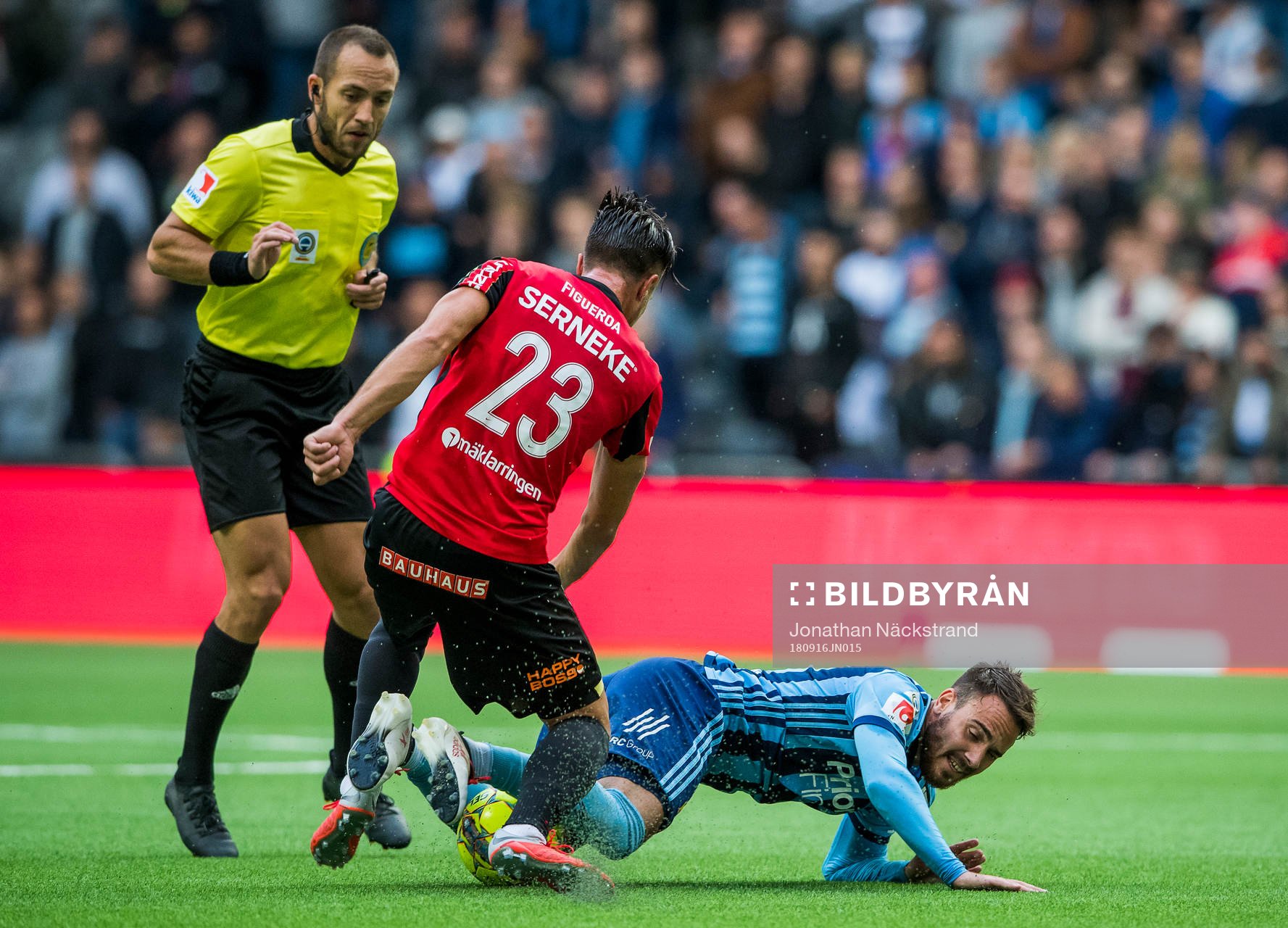 Djurgårdens Dzenis Kozica (h) i en duell med