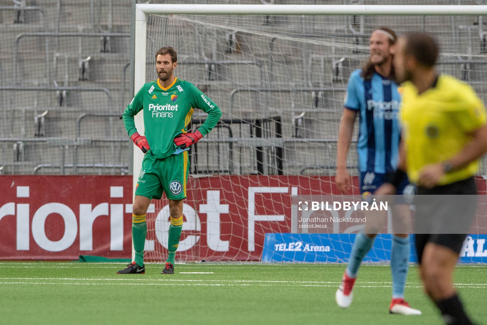 Djurgårdens målvakt Andreas Isaksson deppar