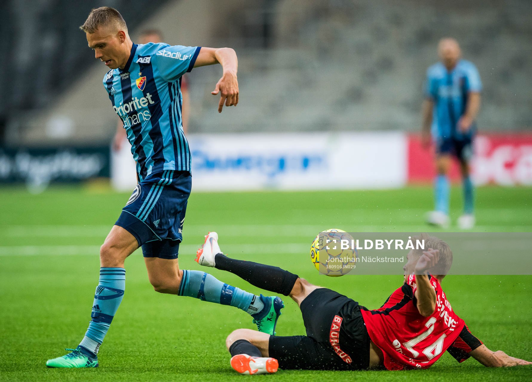 Brommapojkarnas Fritiof Björkén i en duell med