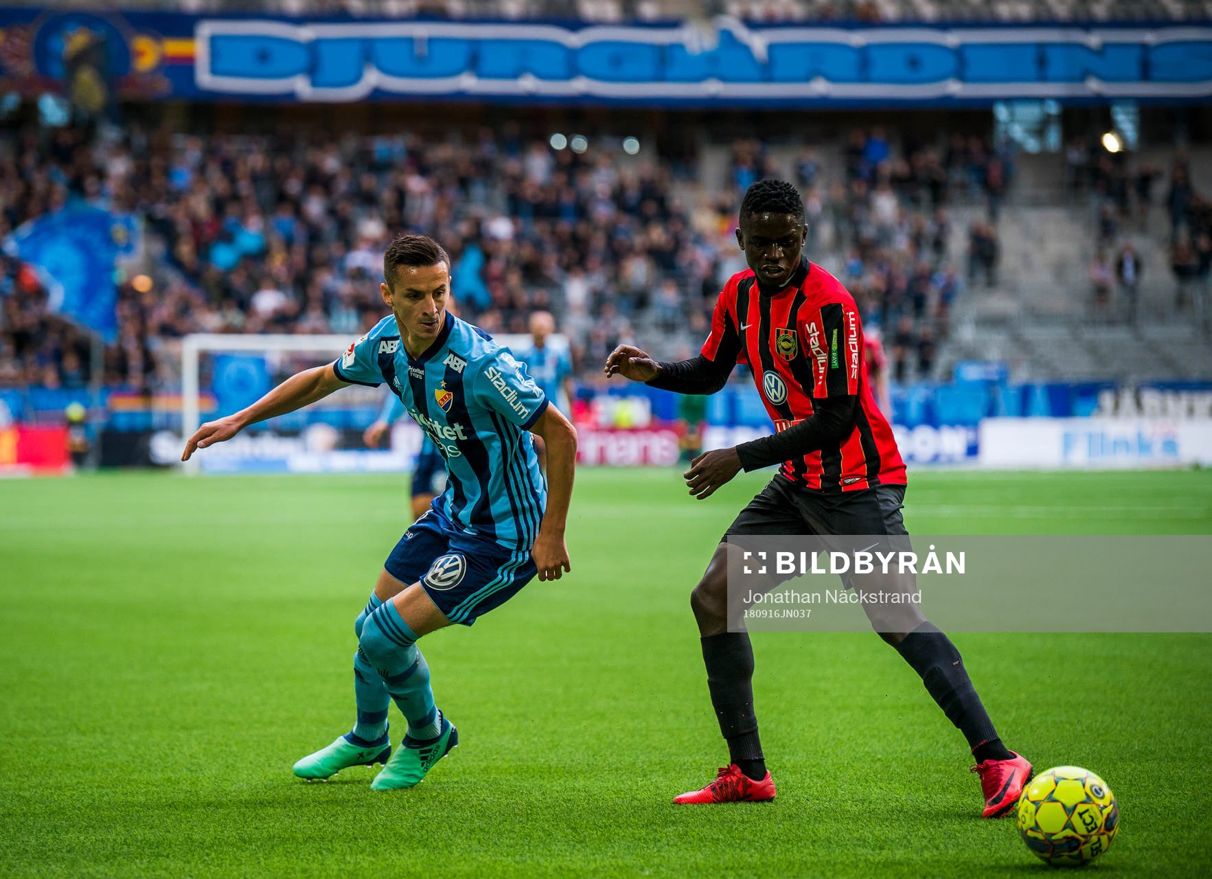 Djurgårdens Haris Radetinac i en duell med Brommapojkarnas