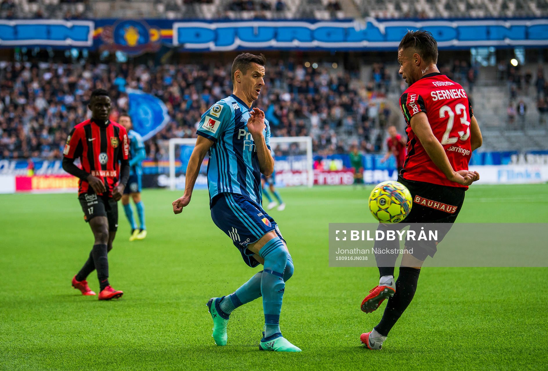 Djurgårdens Haris Radetinac i en duell med Brommapojkarnas