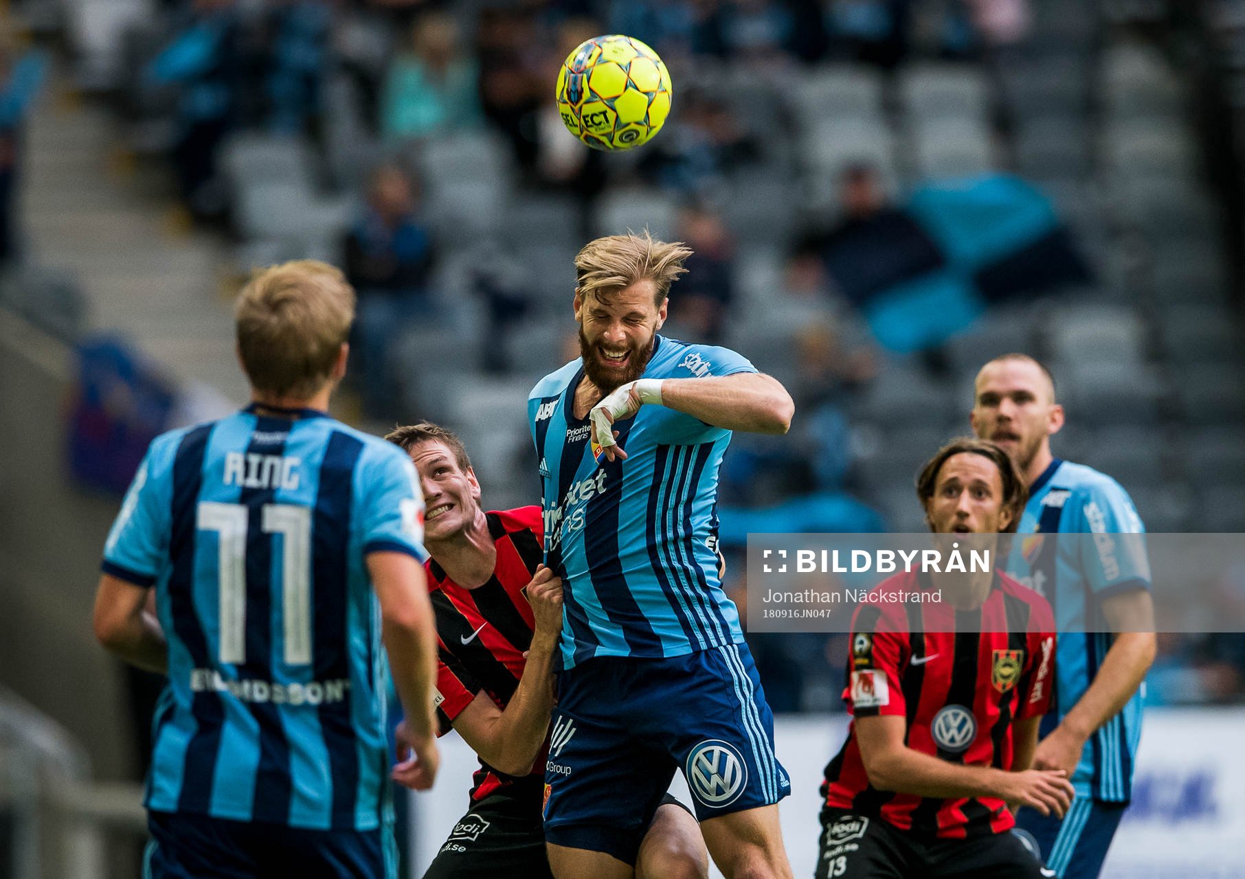 Djurgårdens Niklas Gunnarsson i en duell med