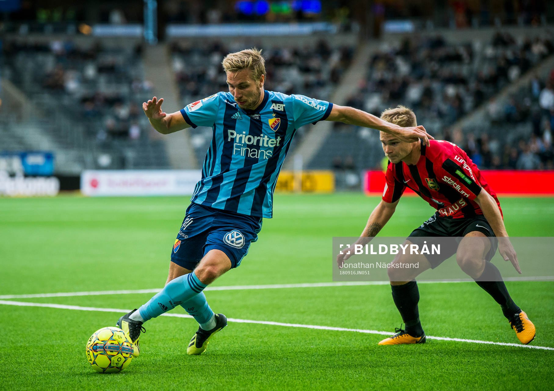 Djurgårdens Jonathan Ring (v) och Brommapojkarnas