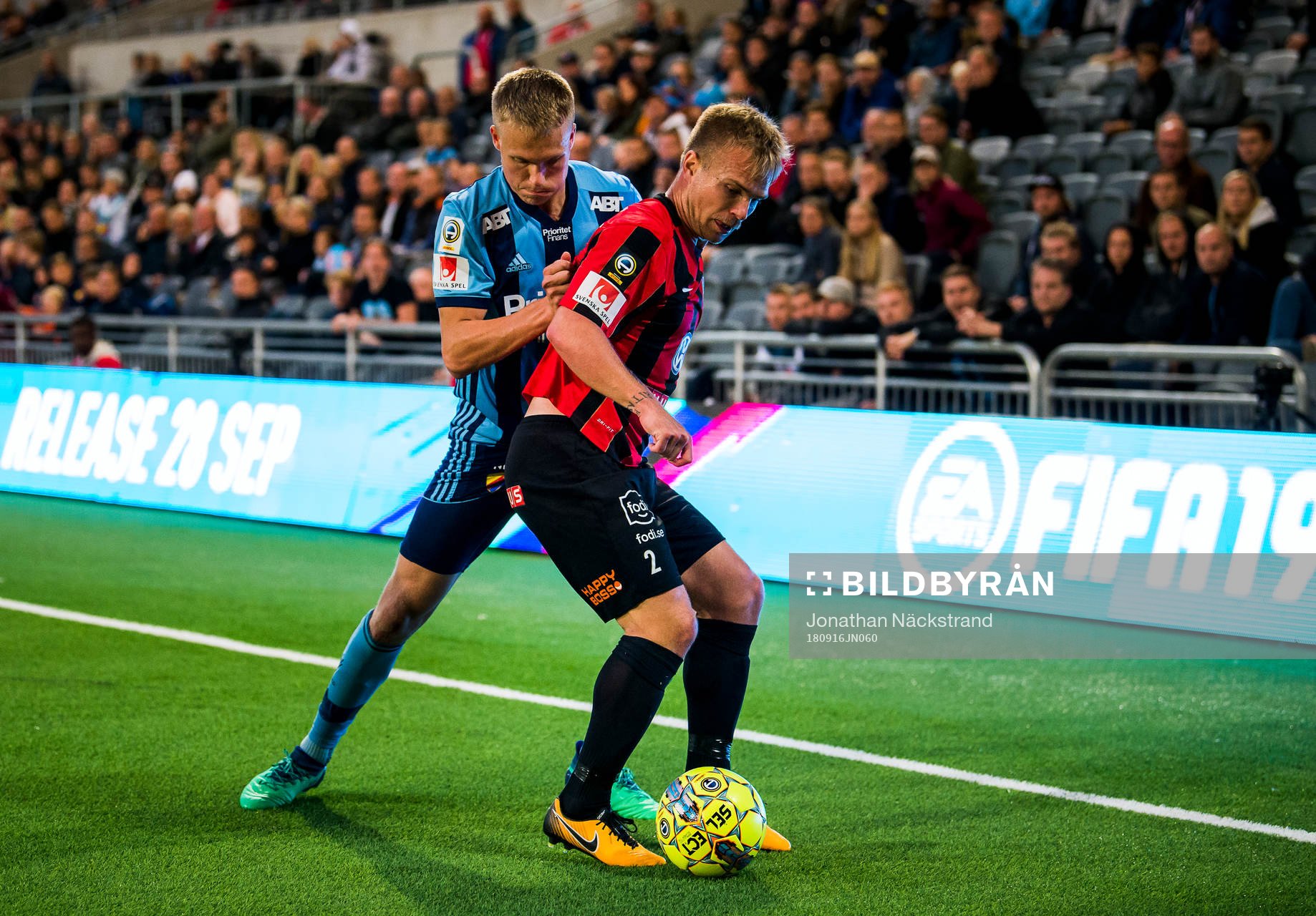 Djurgårdens Jonathan Augustinsson i en duell med