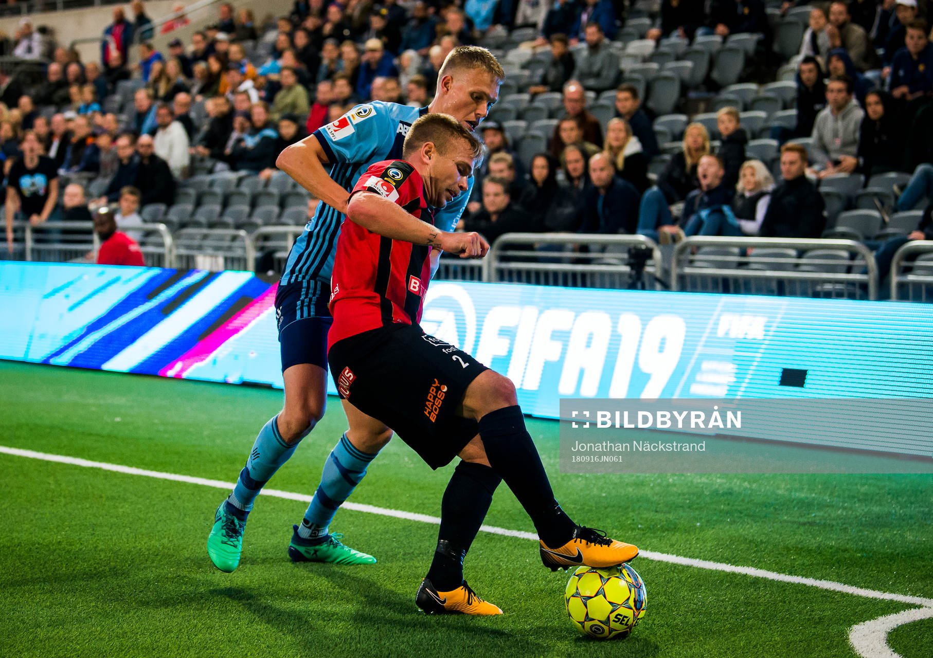 Djurgårdens Jonathan Augustinsson i en duell med
