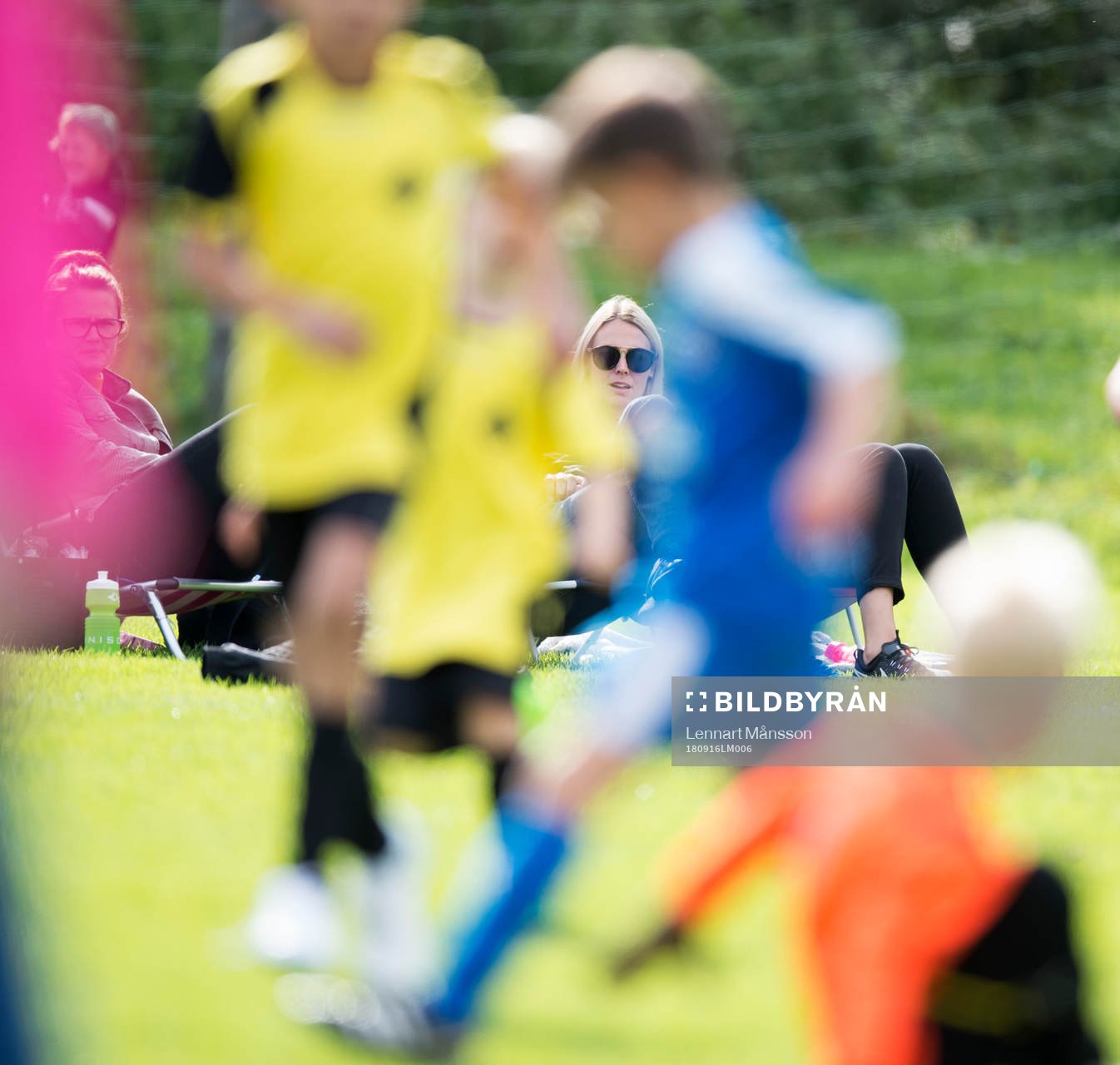 Mamma följer en match i Levins Cup som arrangerades av IFK