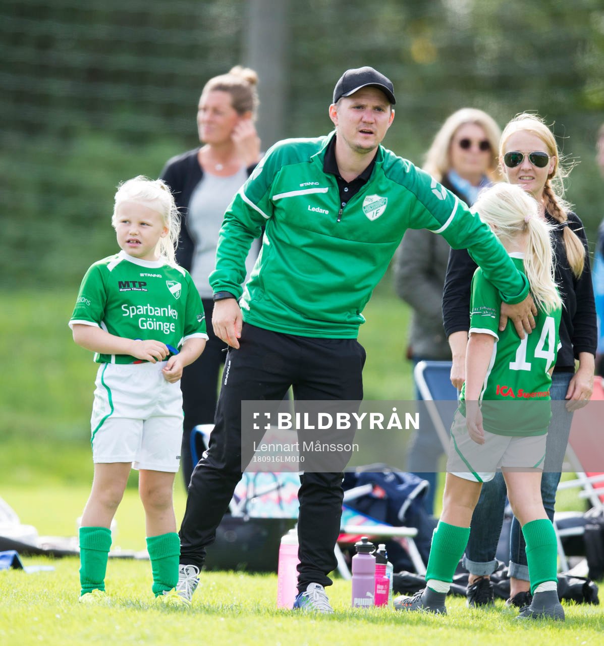 Ledare i Vinslövs IF tar hand om sina tjejer i Levins Cup