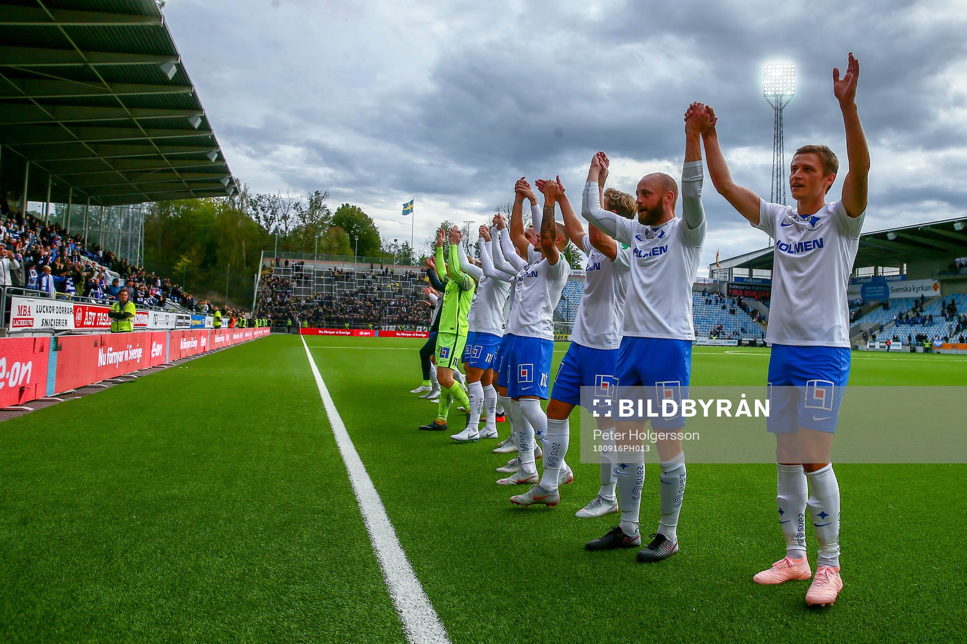 Norrköpings Simon Thern jublar med lagkamrater efter fotbollsmatchen i Allsvenskan mellan Norrköping och AIK den 16 september 2018 i Norrköping.