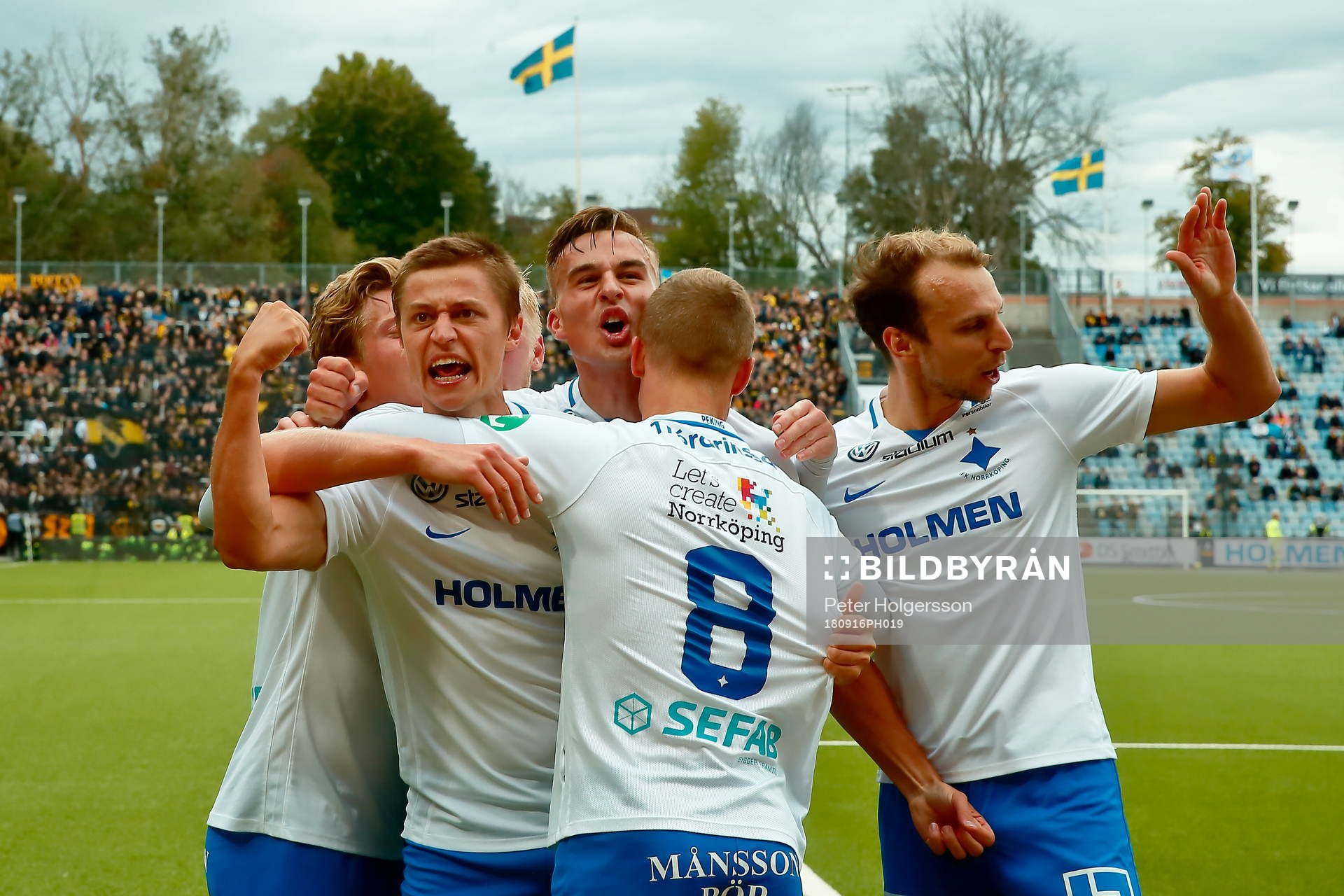 Norrköpings Simon Thern och Norrköping jublar efter mål 1-0 under fotbollsmatchen i Allsvenskan mellan Norrköping och AIK den 16 september 2018 i Norrköping.