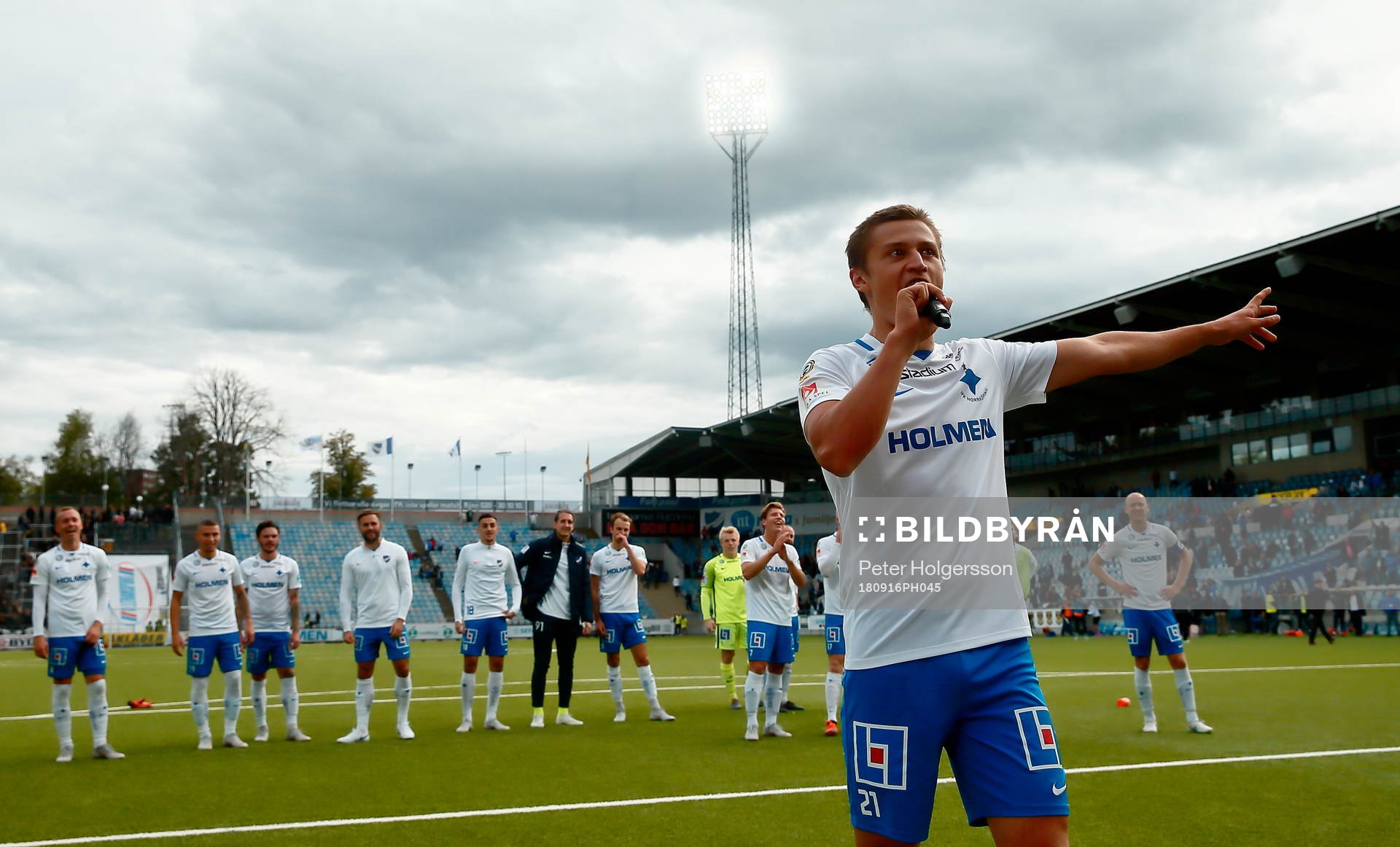 Norrköpings Simon Thern och Norrköpings sjunger med klacken Så göra vi när vi krossa AIK... under fotbollsmatchen i Allsvenskan mellan Norrköping och AIK den 16 september 2018 i Norrköping.