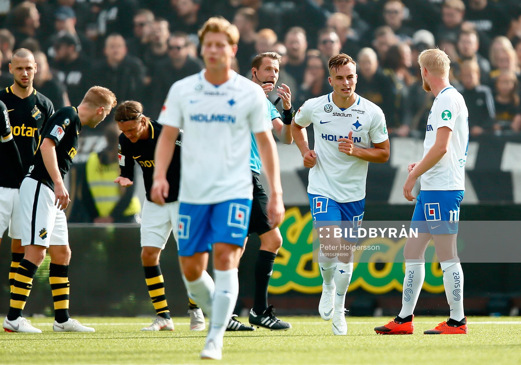 Norrköpings Henrik Castegren har fått gult kort