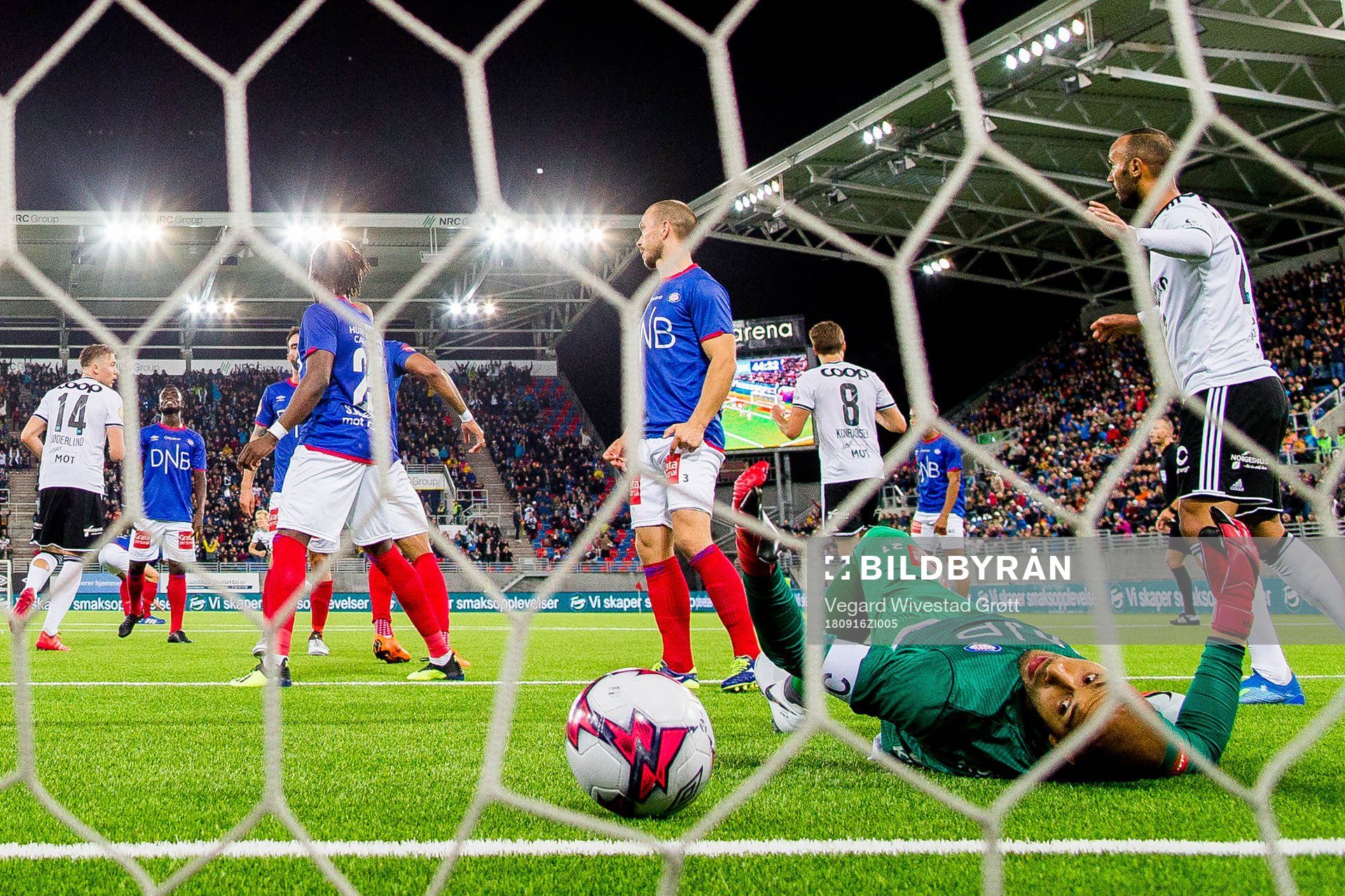 Goalkeeper Adam Larsen Kwarasey of Vålerenga lets in 1-1