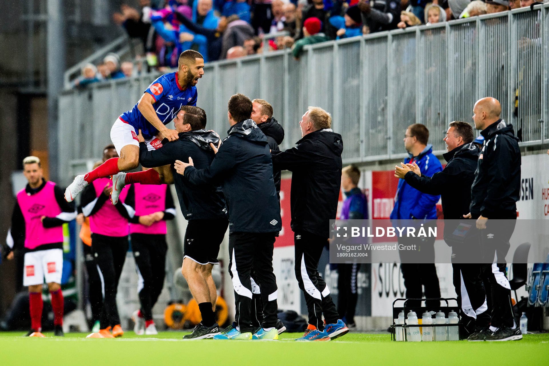 Amin Nouri of Vålerenga celebrates with his teammates
