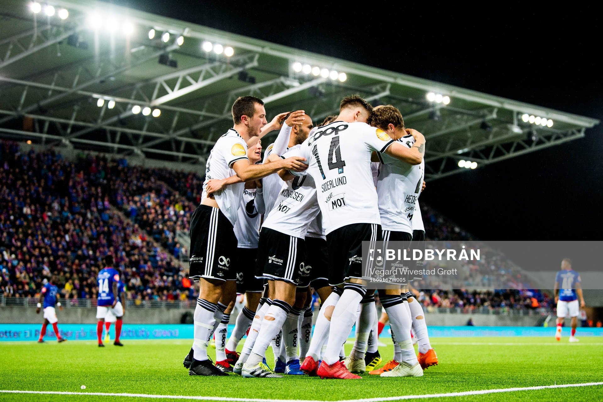 Anders Konradsen and the players of Rosenborg celebrate