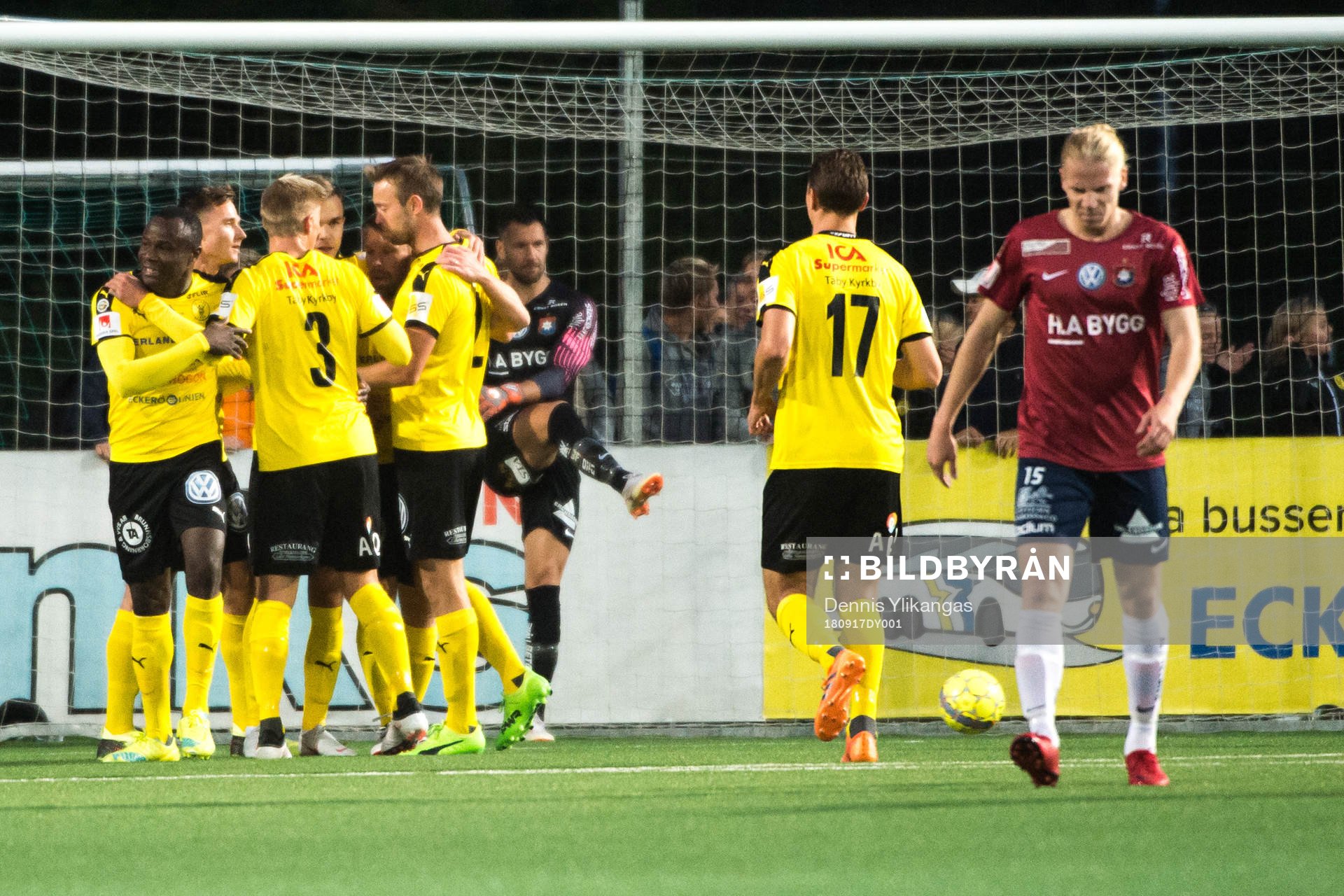Frejs Joakim Runnemo jublar med lagkamrater