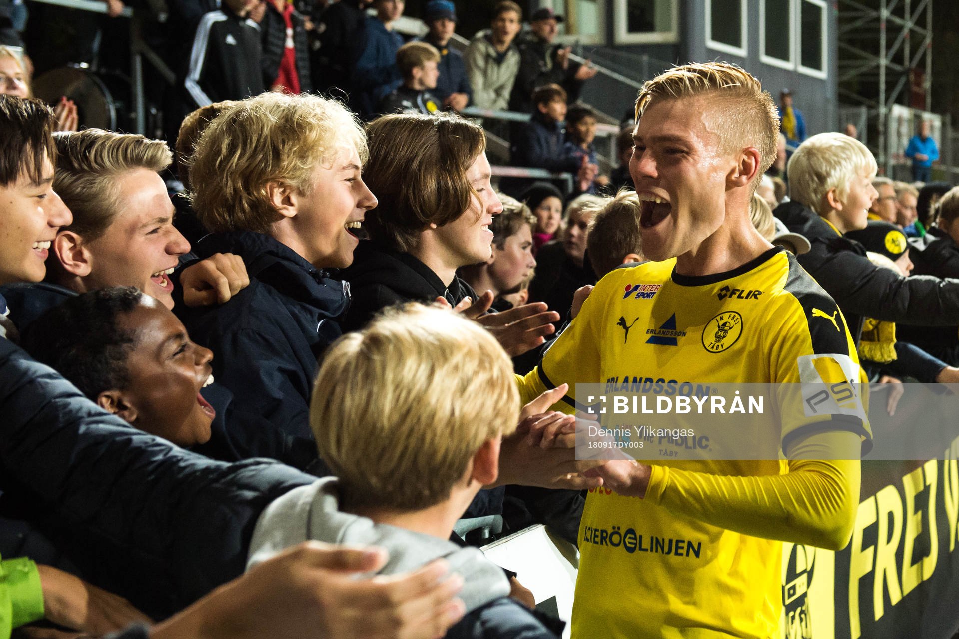Frejs Martin Falkeborn jublar med fans