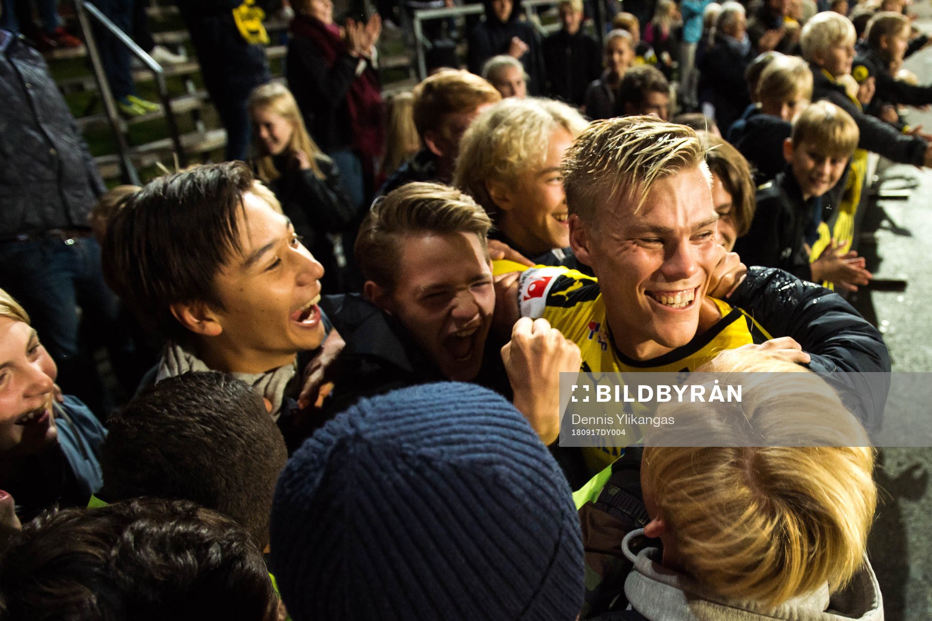 Frejs Martin Falkeborn jublar med fans