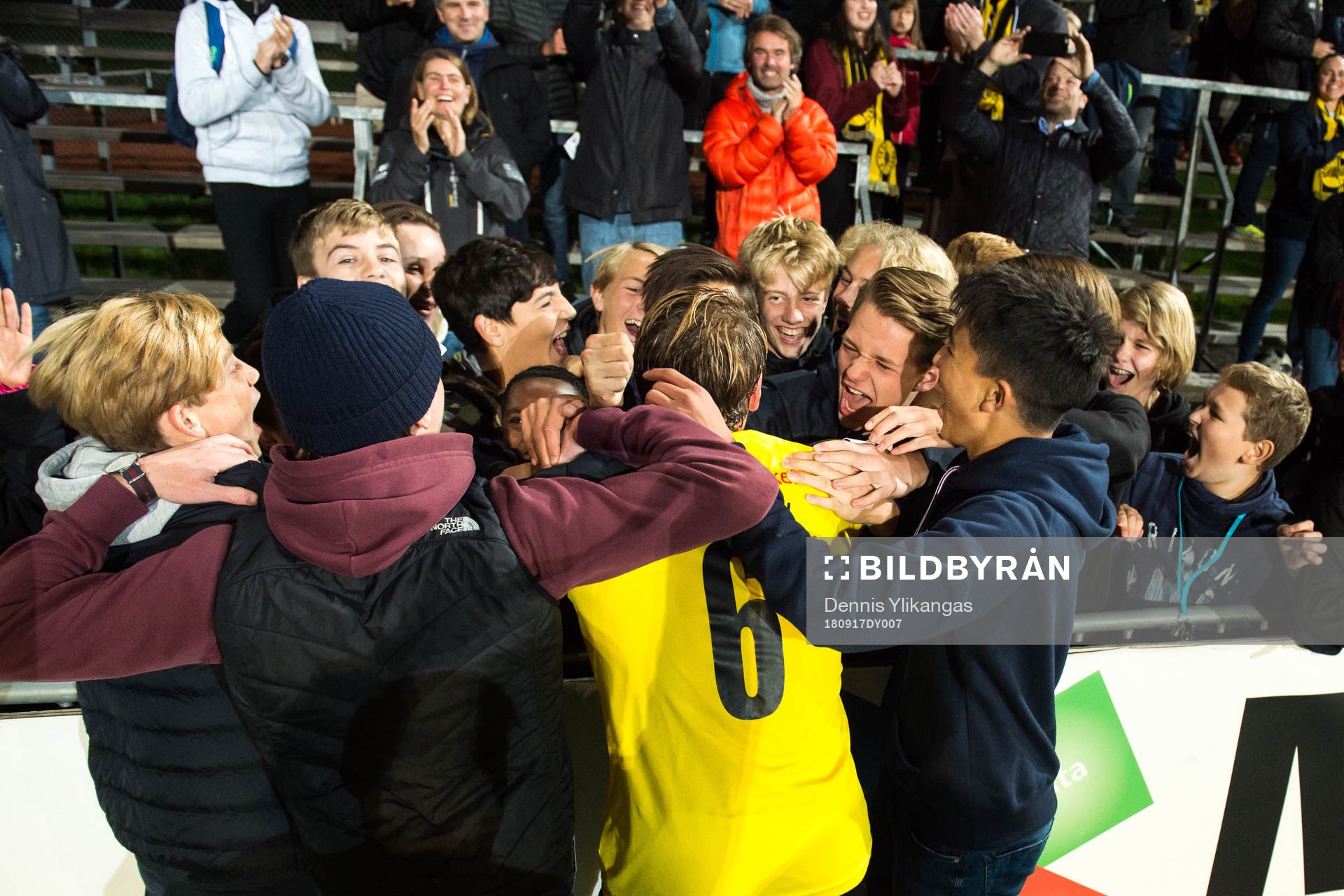 Frejs Philip Wiström jublar med fans
