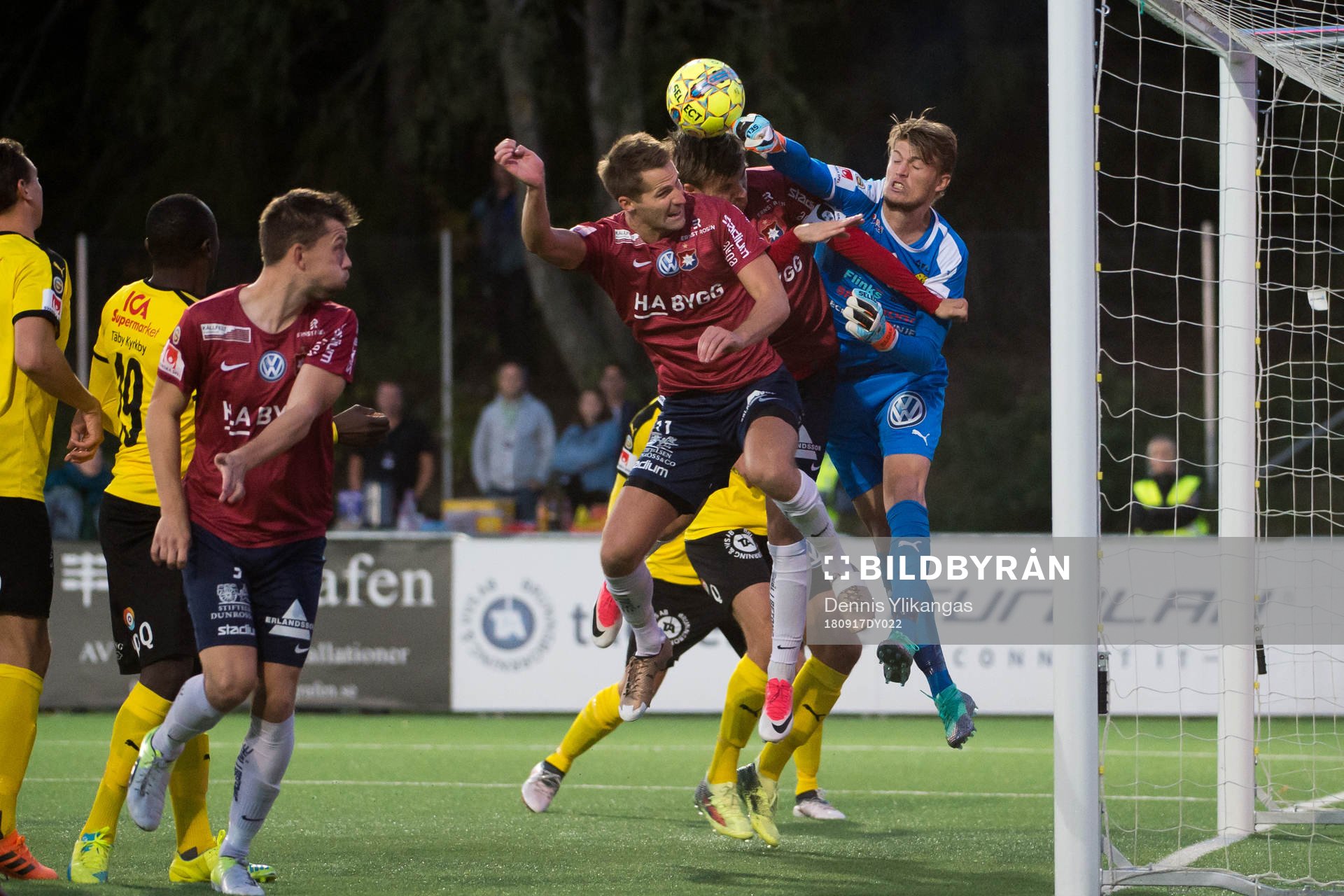 Frejs målvakt Hampus Elgan boxar undan en hörna