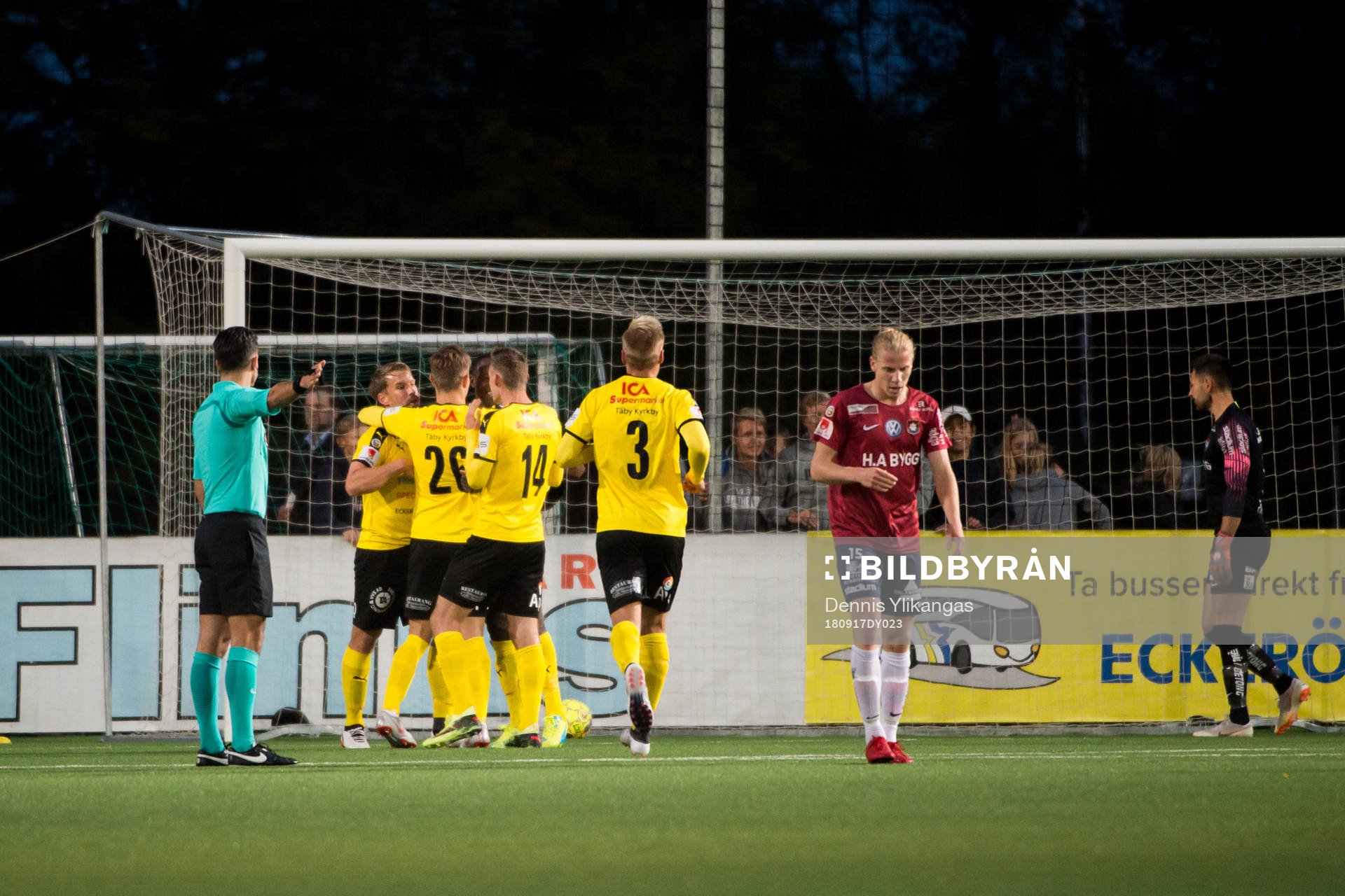 Frejs Joakim Runnemo jublar med lagkamrater