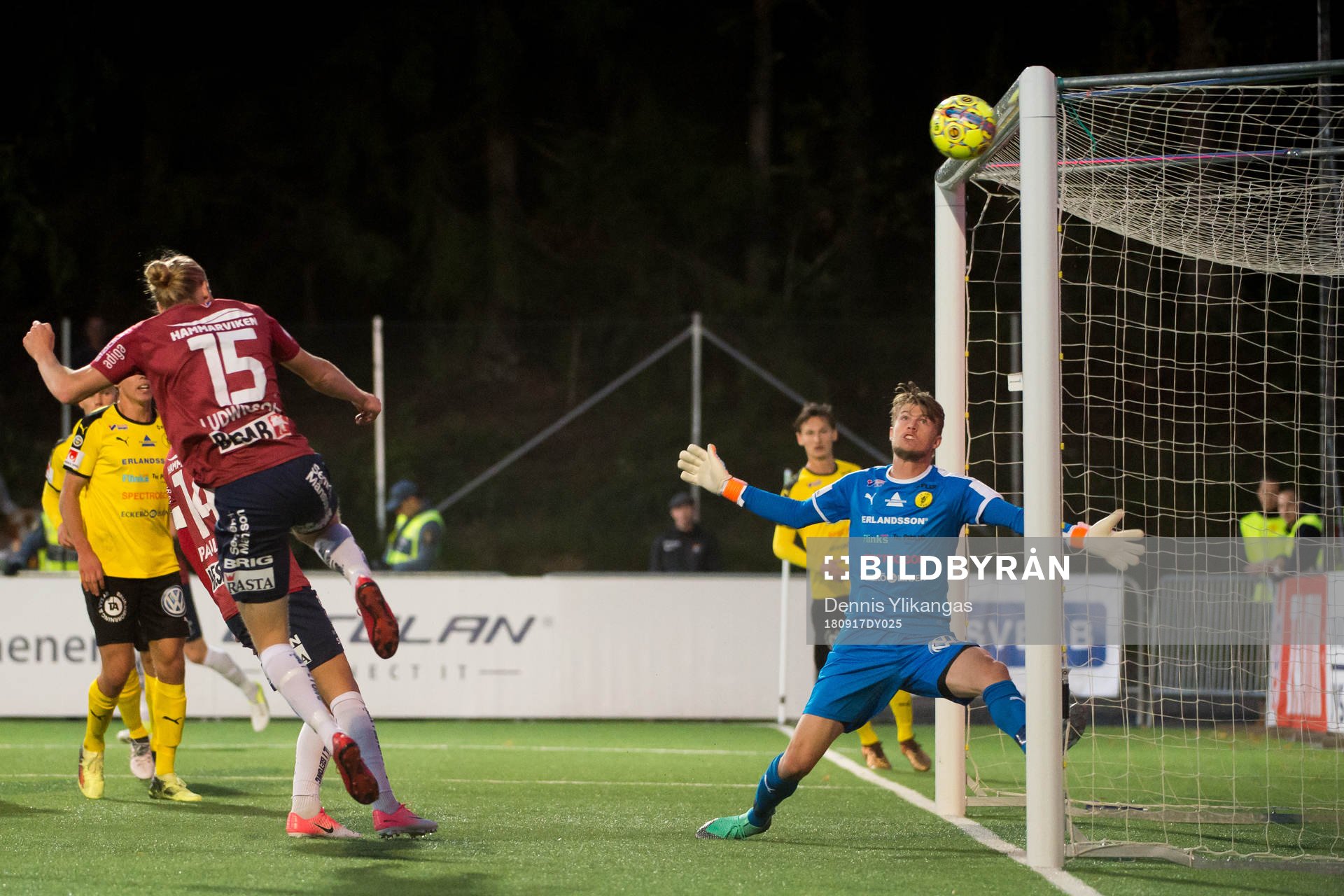 Örgrytes Gustav Ludwigson nickar bollen i ribban