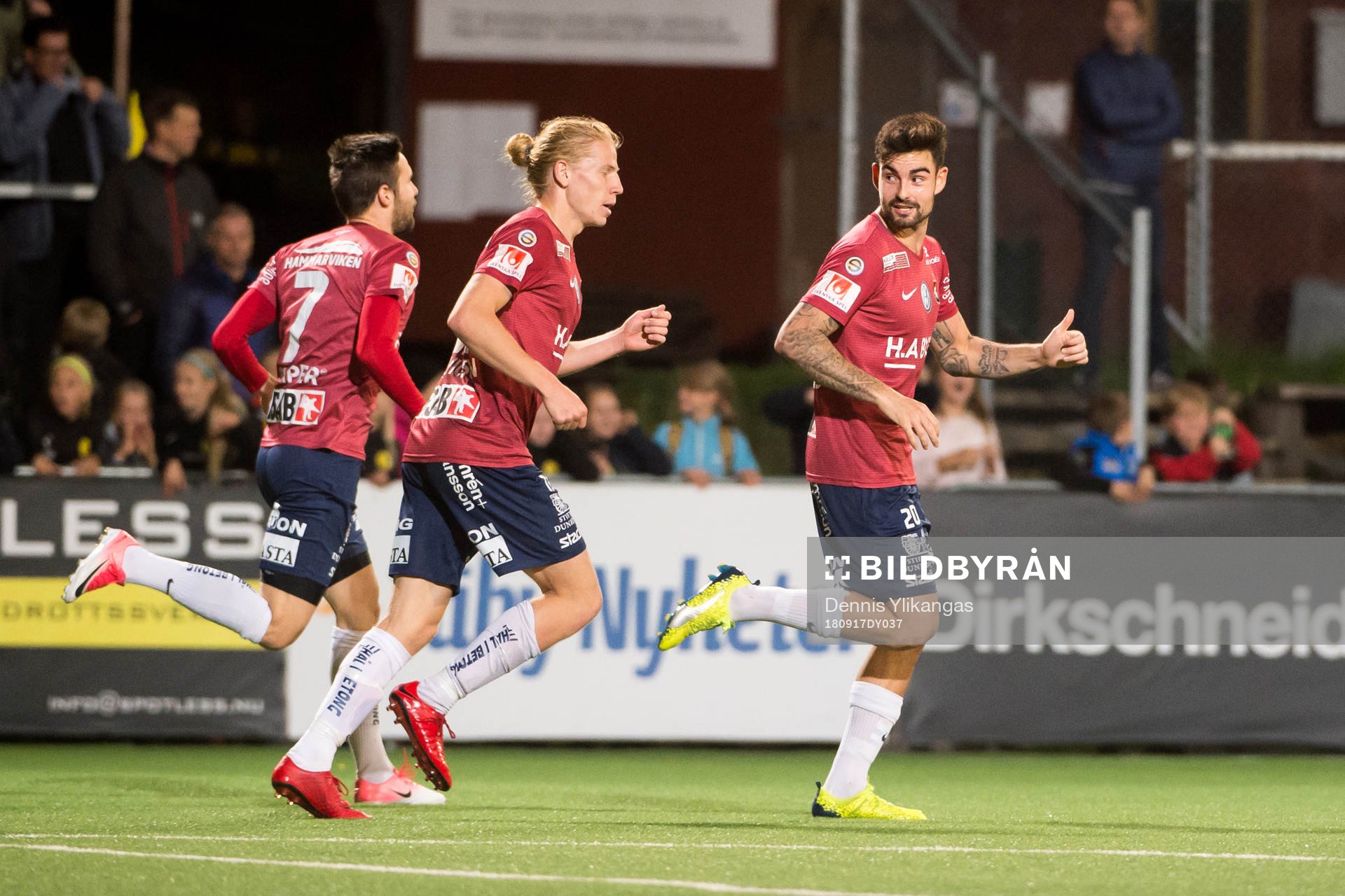 Örgrytes Diego Montiel jublar med lagkamrater