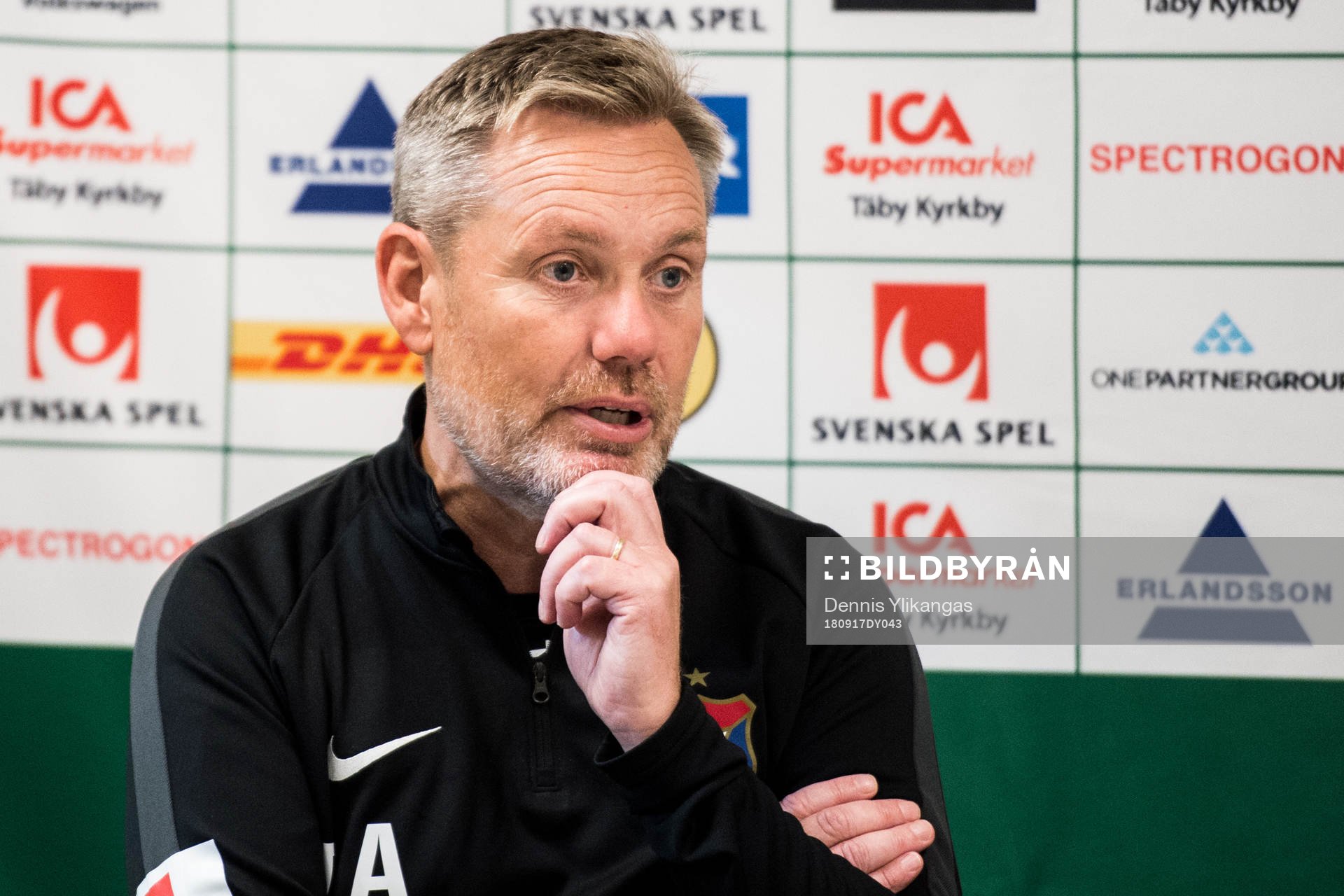 Örgrytes tränare Thomas Askebrand i en presskonferens