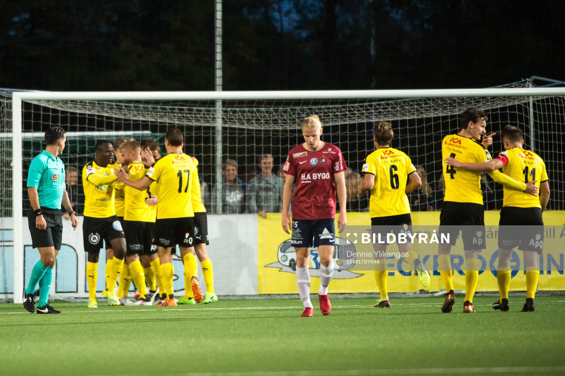 Frejs Joakim Runnemo jublar med lagkamrater