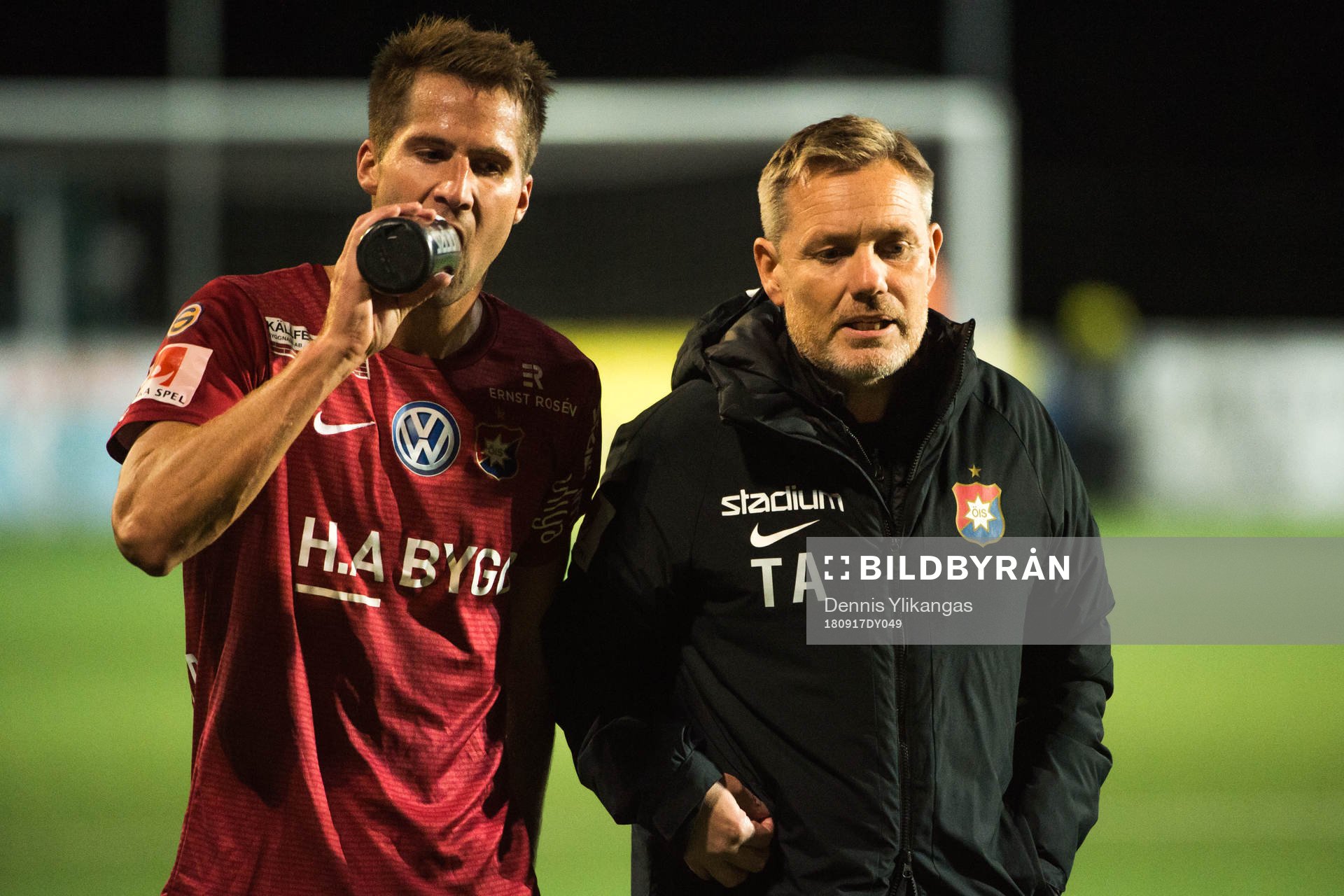 Örgrytes Gabriel Altemark och Vanneryr tränare Thomas Askebrand under fotbollsmatchen i Superettan mellan Frej och Örgryte den 17 september 2018 i Täby.