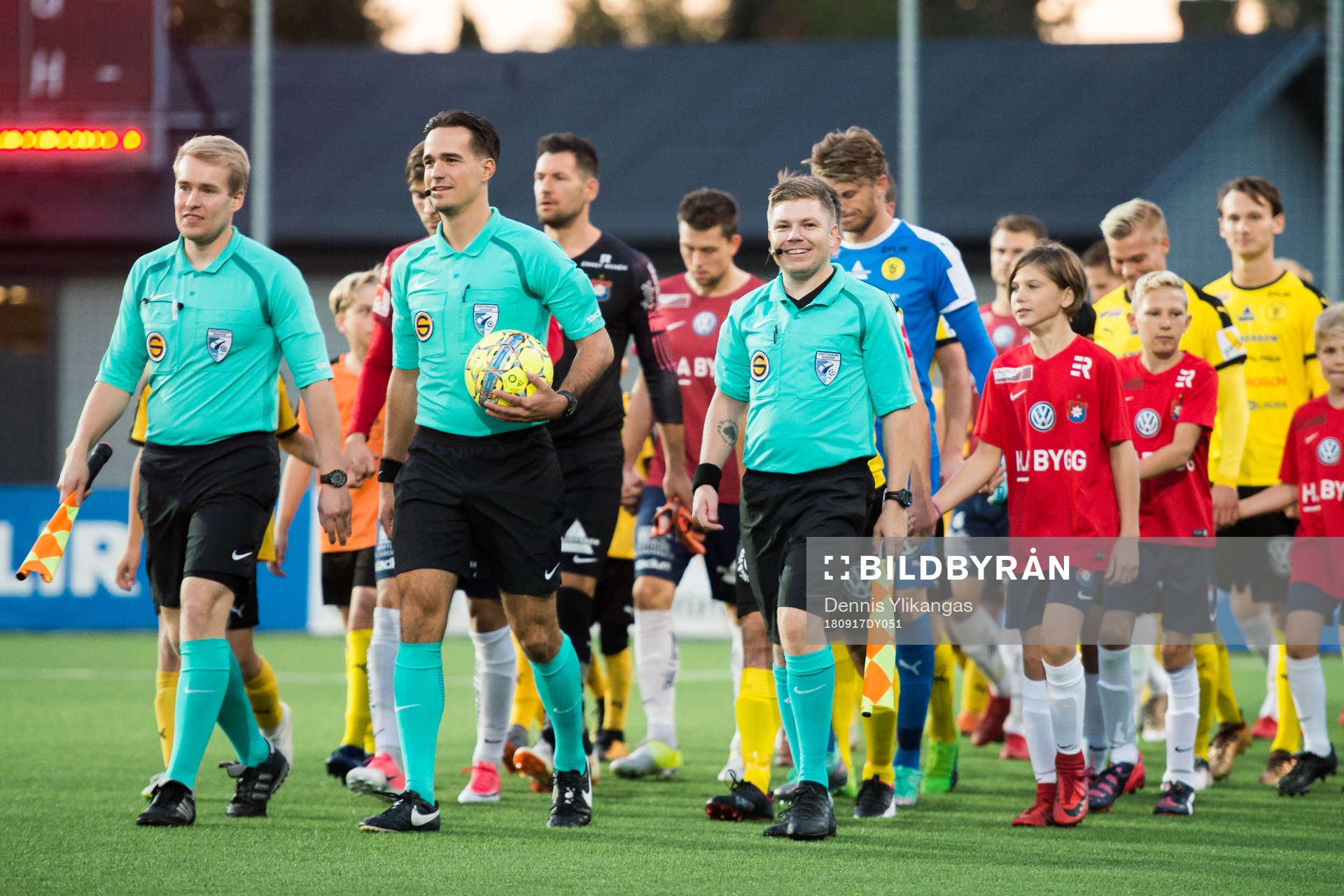 Domare Oliver Reitala tågar in med spelare och knattar