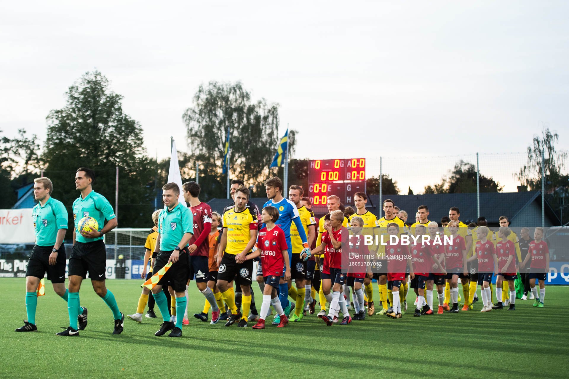 Domare Oliver Reitala tågar in med spelare och knattar