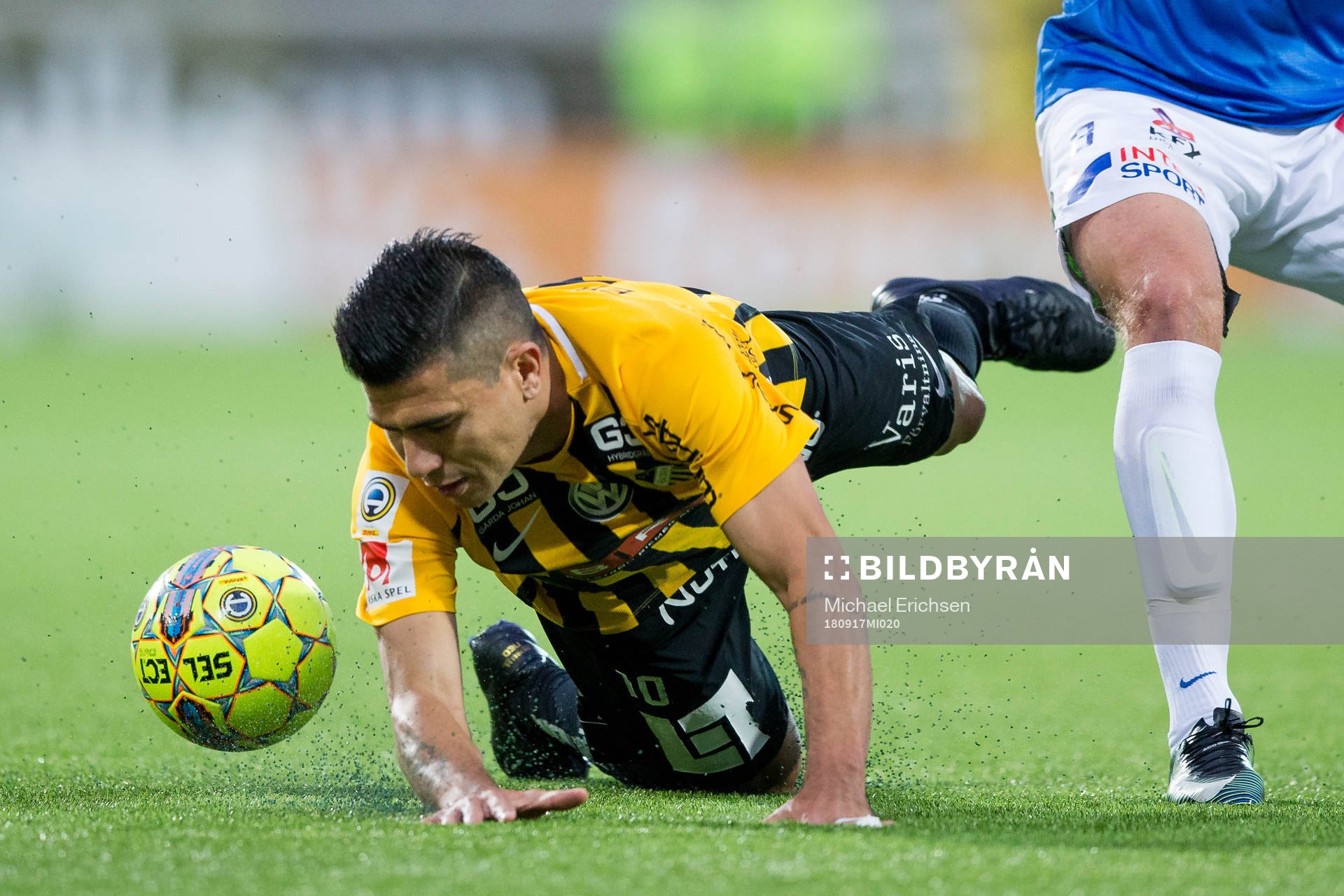 Häckens Paulinho tacklas av Trelleborgs Marcus Pode