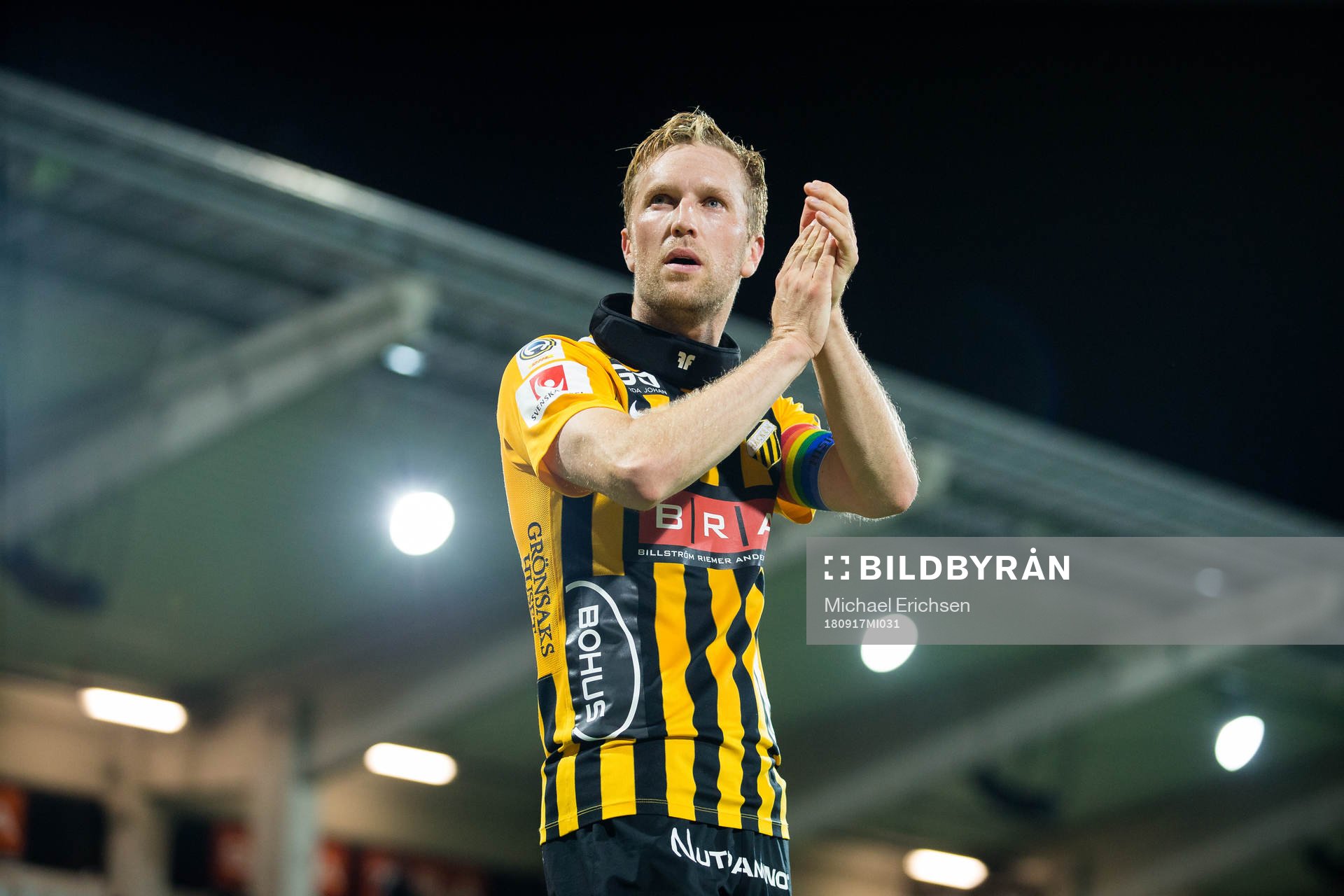 Häckens Rasmus Lindgren tackar publiken efter fotbollsmatchen i allsvenskan mellan Häcken och Trelleborg den 17 september 2018 i Göteborg.