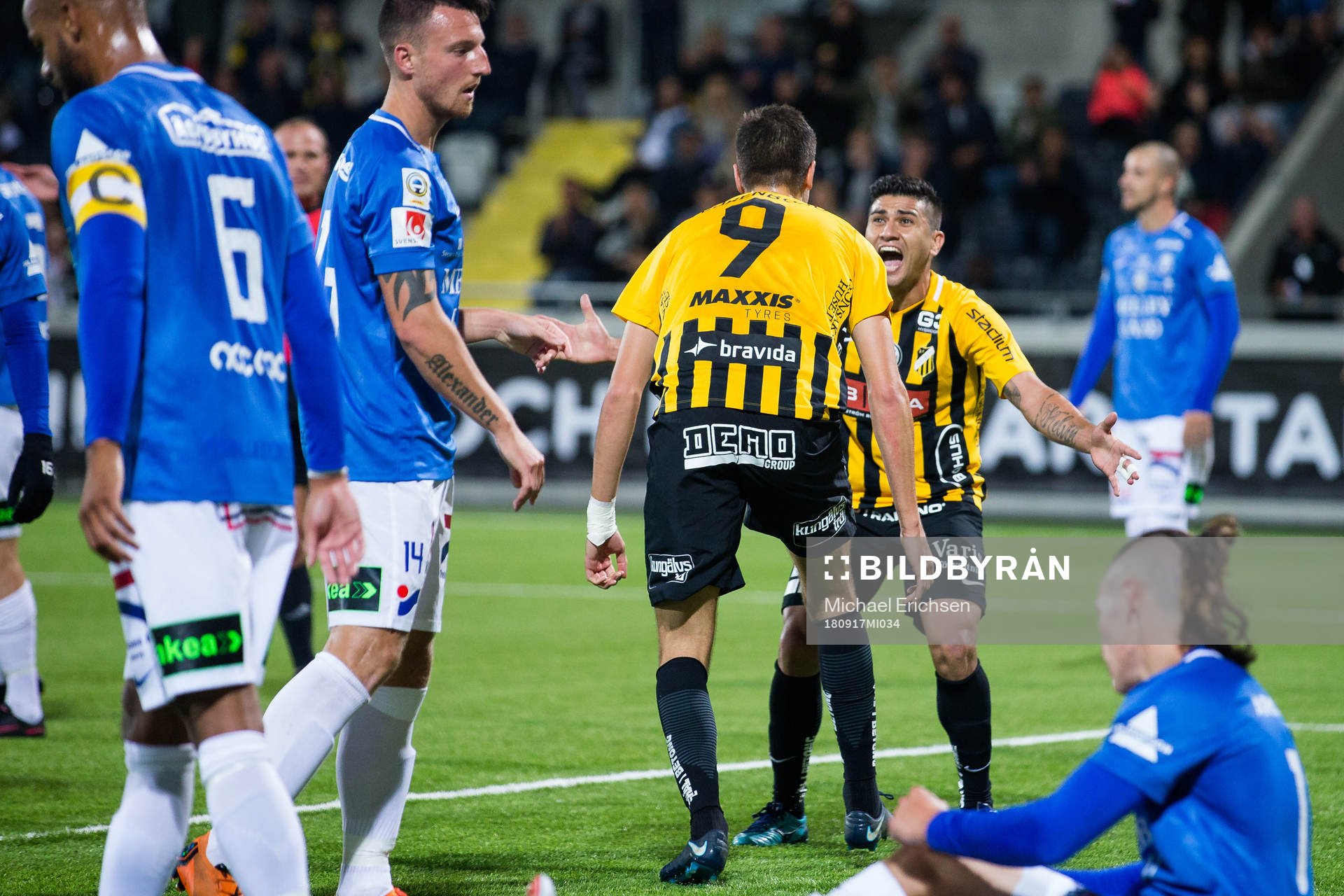 Häckens Alexander Jeremejeff jublar ihop med Paulinho