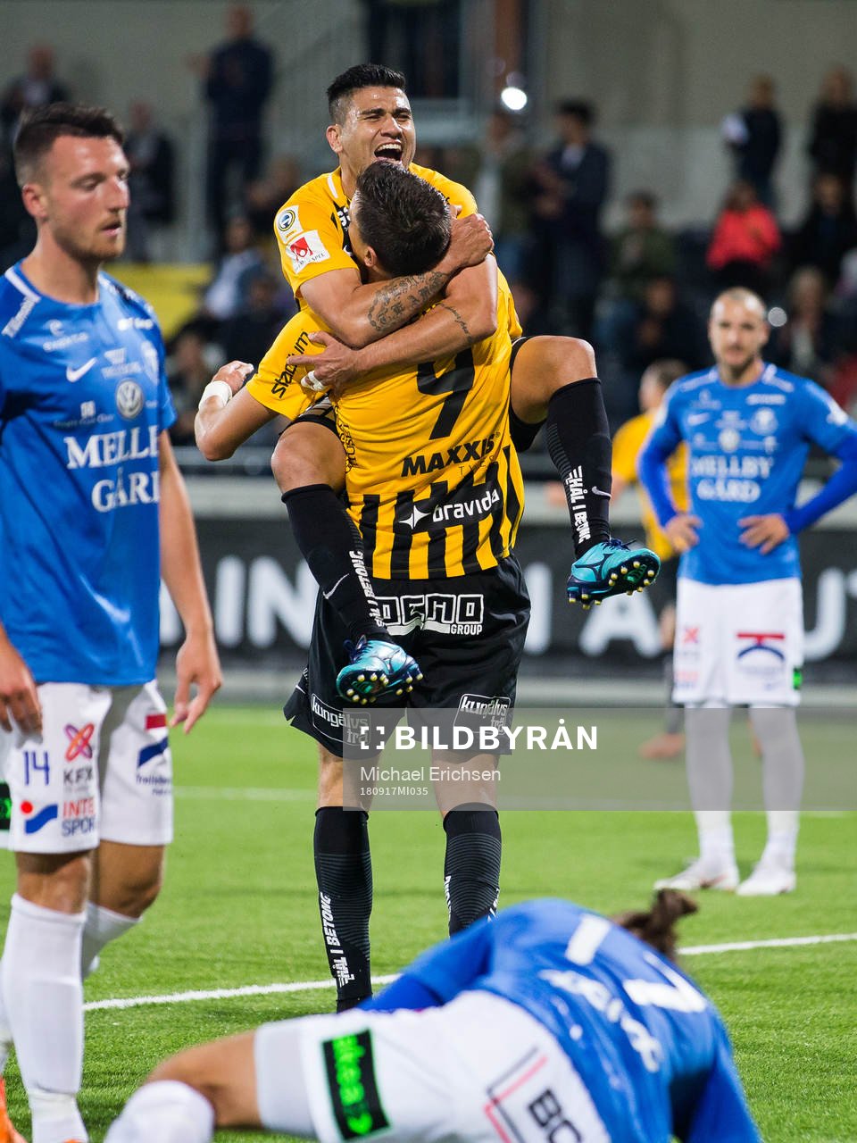Häckens Alexander Jeremejeff jublar ihop med Paulinho