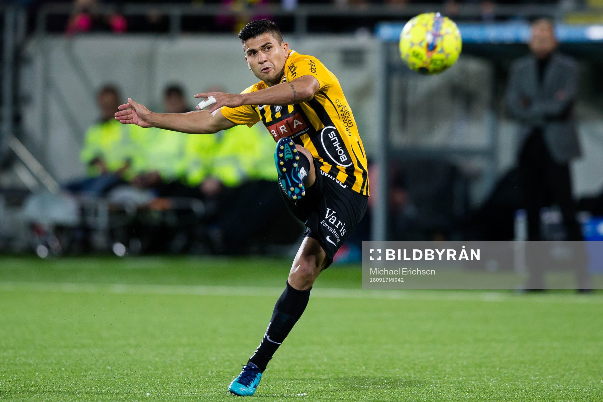 Häckens Paulinho med en frispark