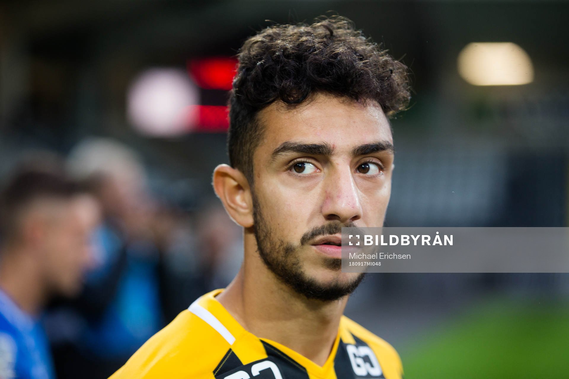Häckens Daleho Irandust innan fotbollsmatchen i