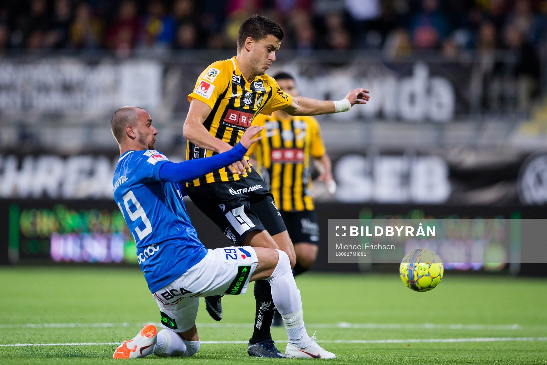 Trelleborgs Jasmin Sudic tacklar Häckens Alexander