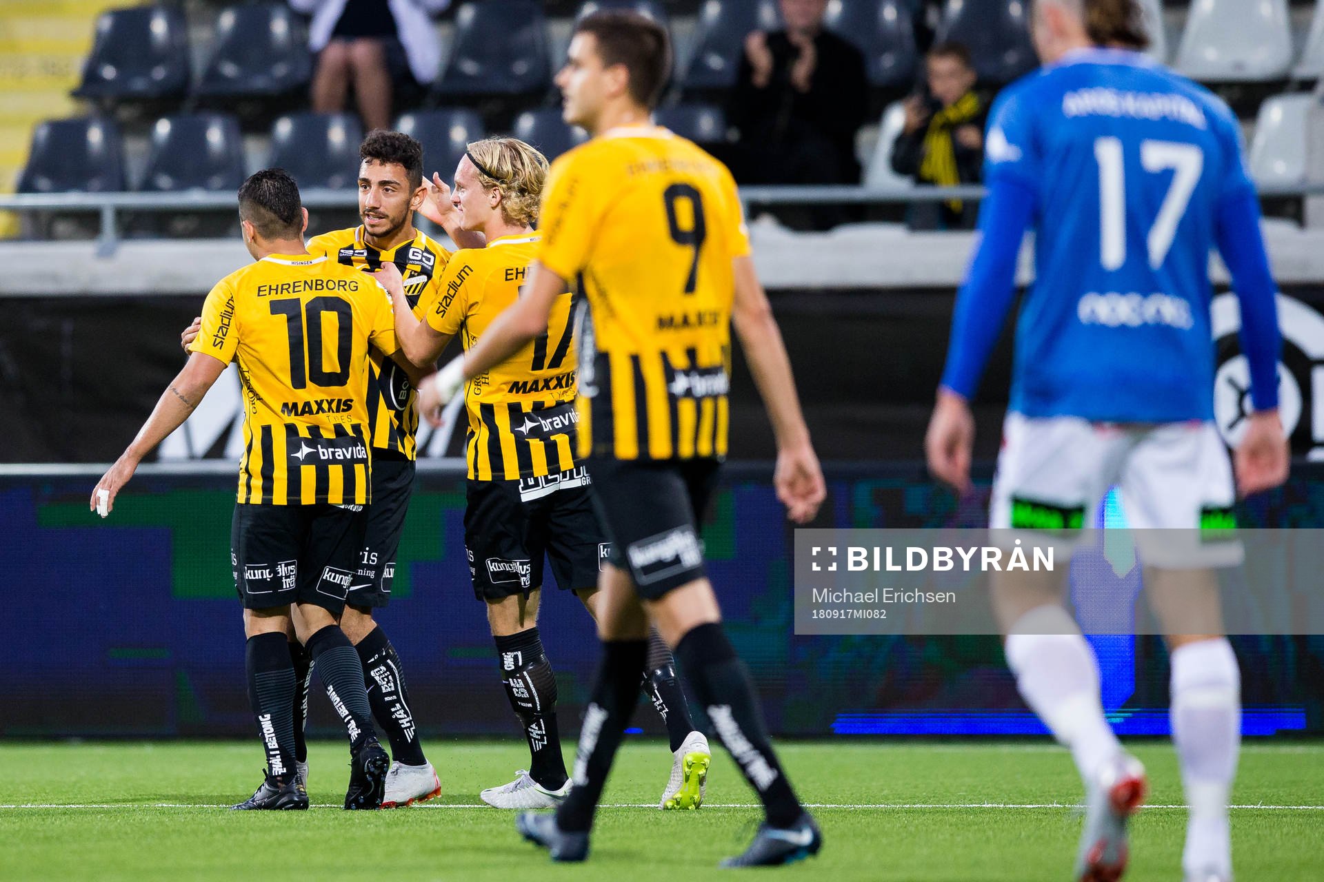 Häckens Daleho Irandust jublar med lagkamrater