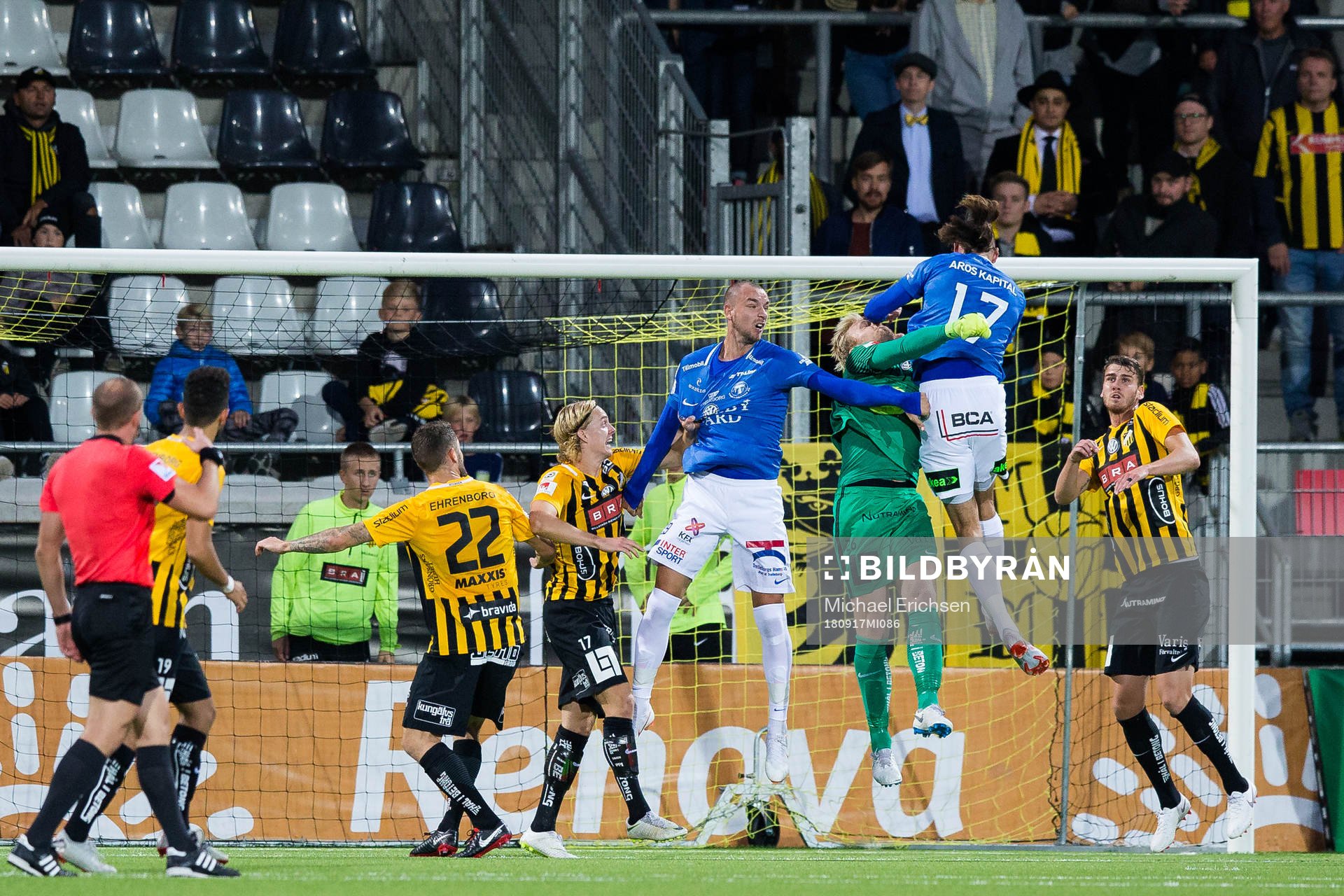 Häckens målvakt Peter Abrahamsson i kamp om bollen med