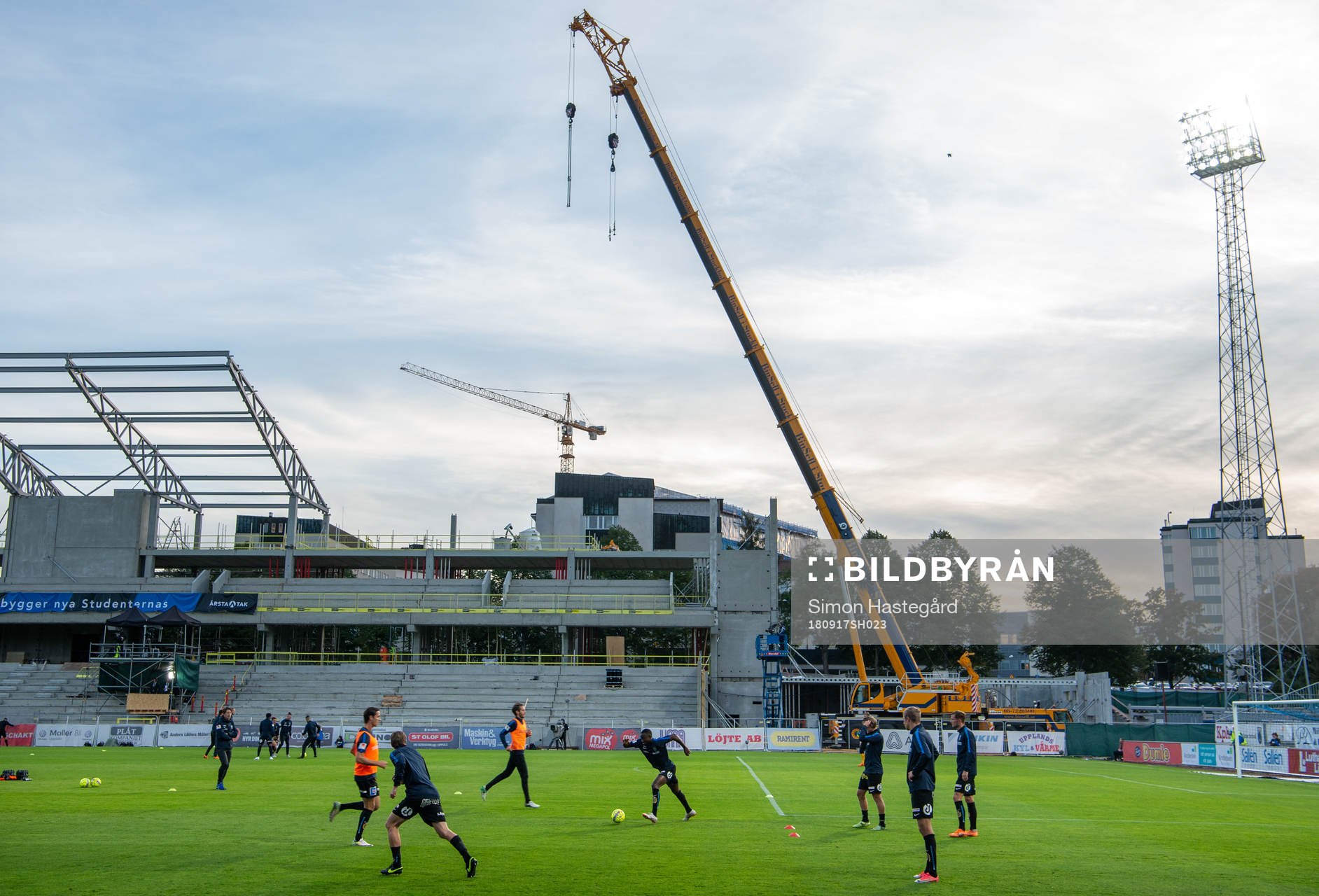 Sirius spelare värmer upp före fotbollsmatchen i