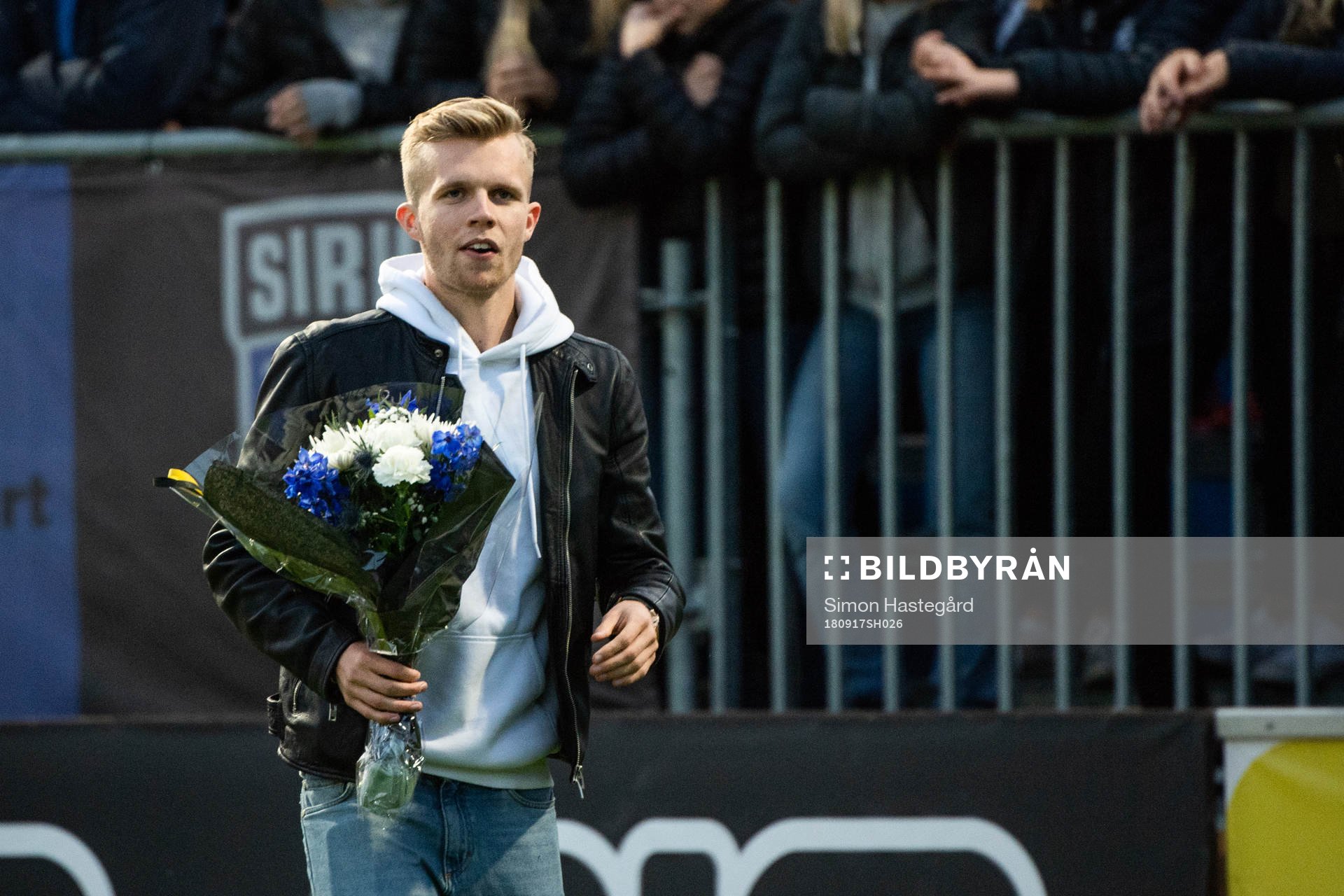 Sirius Oscar Kindlund tackas av innan fotbollsmatchen i