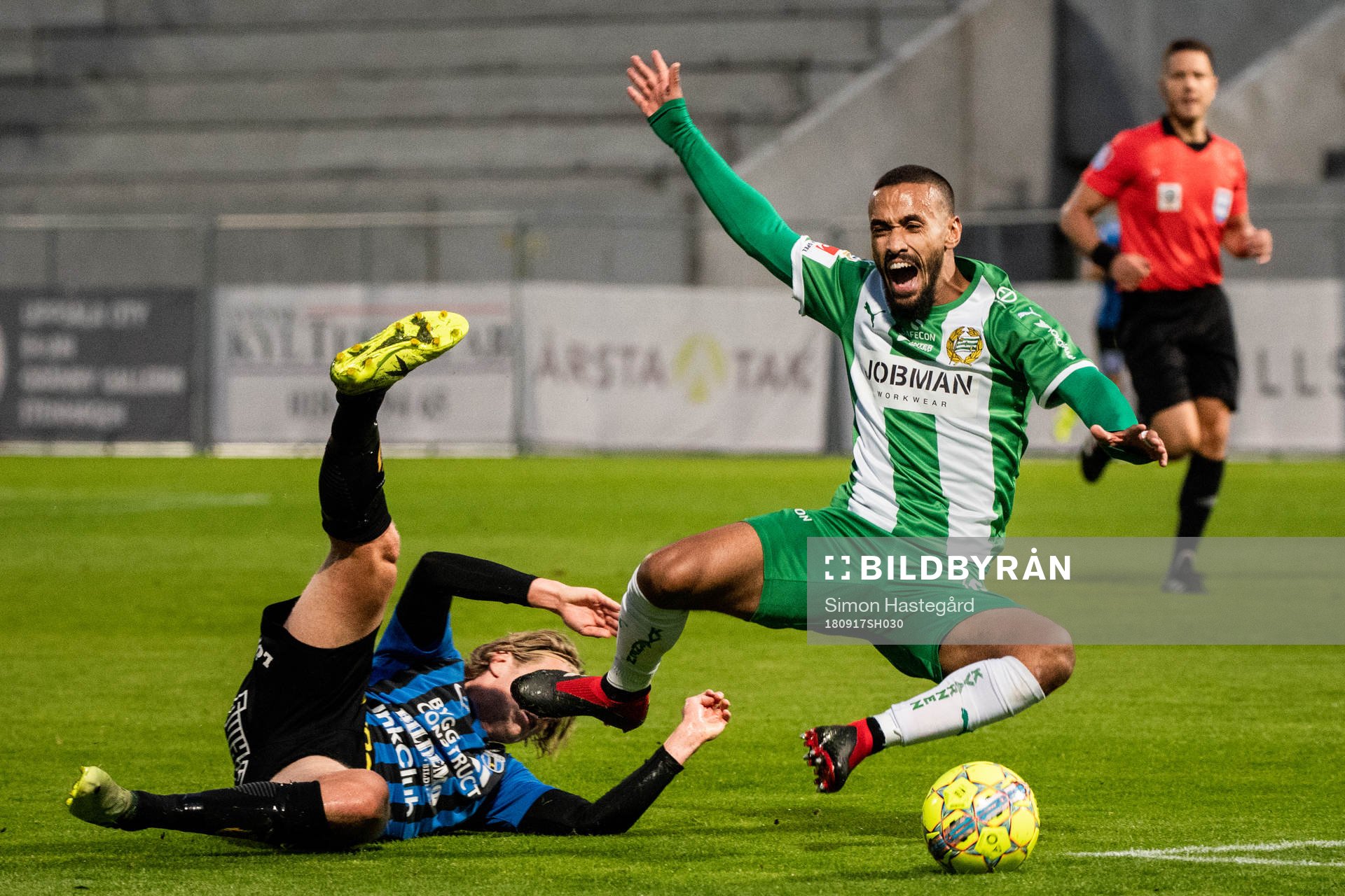 Sirius Tim Björkström och Hammarbys Junes Barny under fotbollsmatchen i Allsvenskan mellan Sirius och Hammarby den 17 september 2018 i Uppsala.