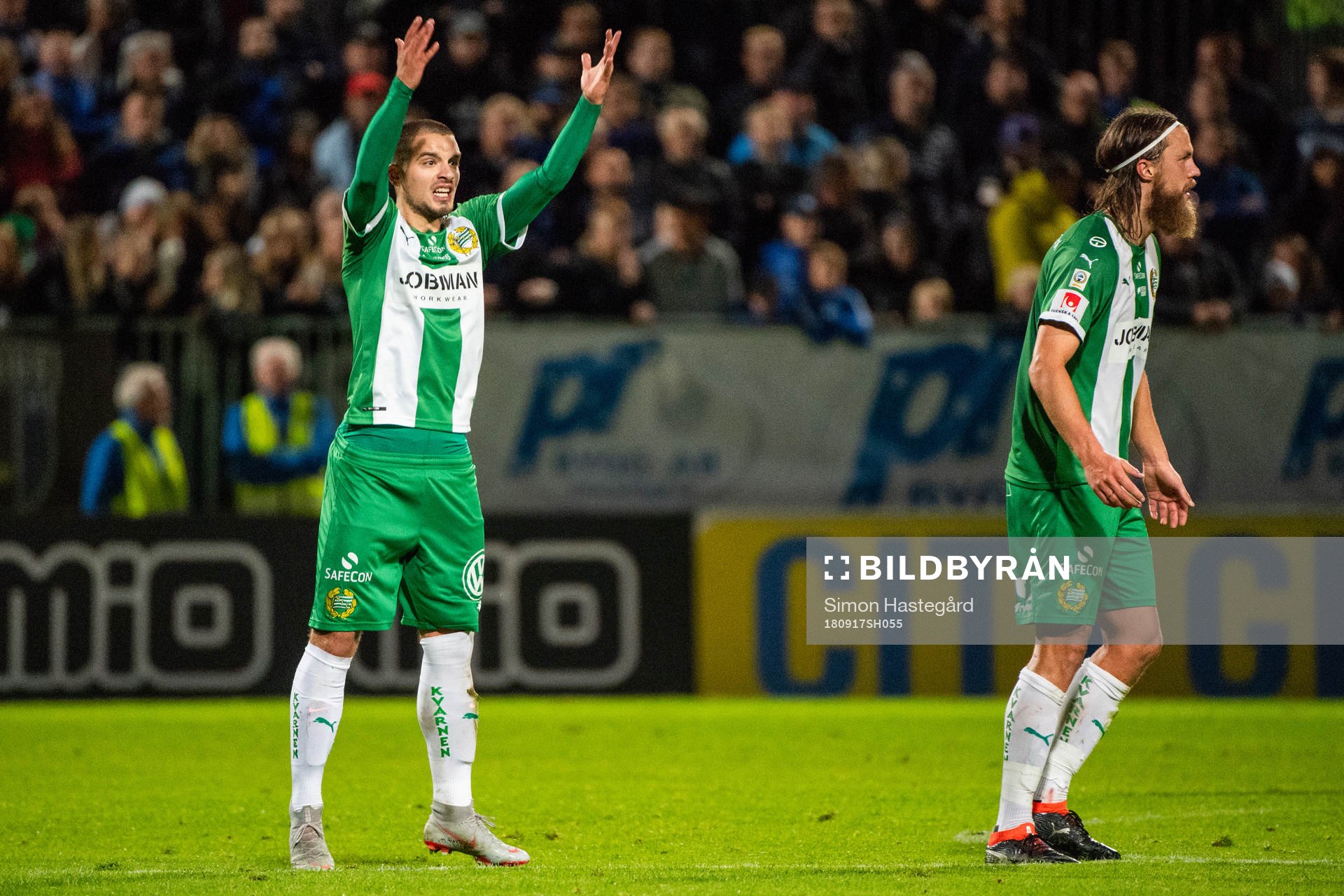 Hammarbys Vladimir Rodic och Björn Paulsen reagerar
