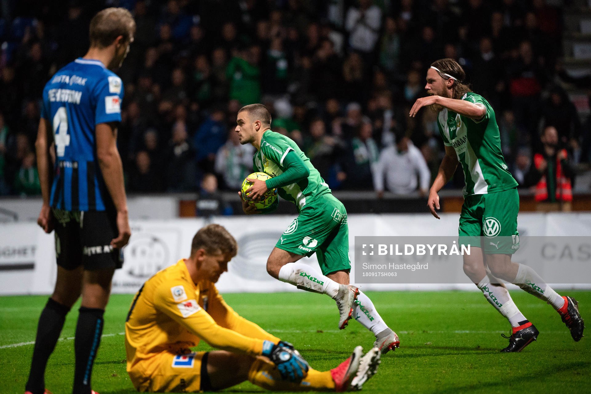 Hammarbys Vladimir Rodic och Björn Paulsen jublar efter 1-1 under fotbollsmatchen i Allsvenskan mellan Sirius och Hammarby den 17 september 2018 i Uppsala.