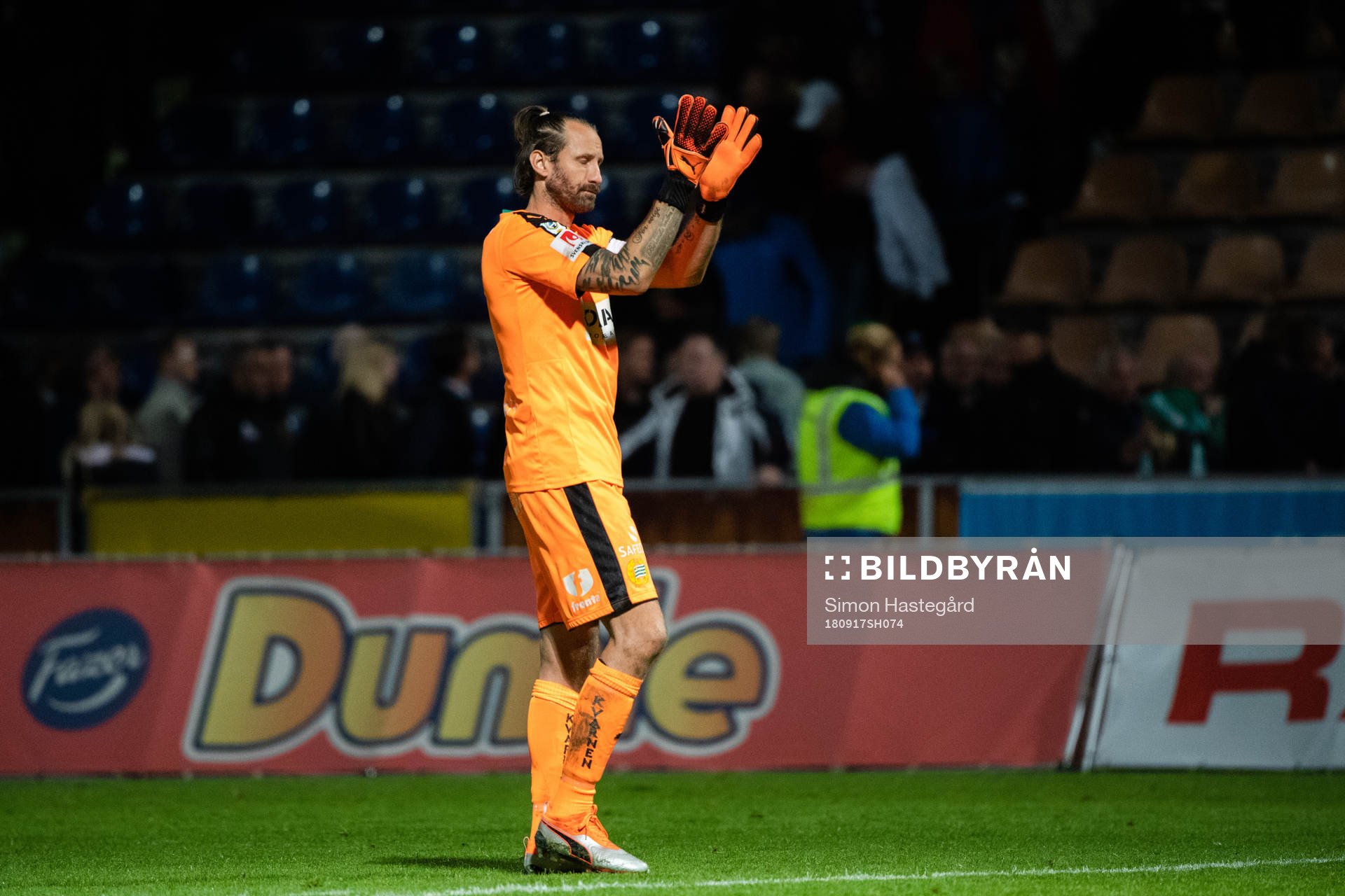 Hammarbys målvakt Johan Wiland  deppar